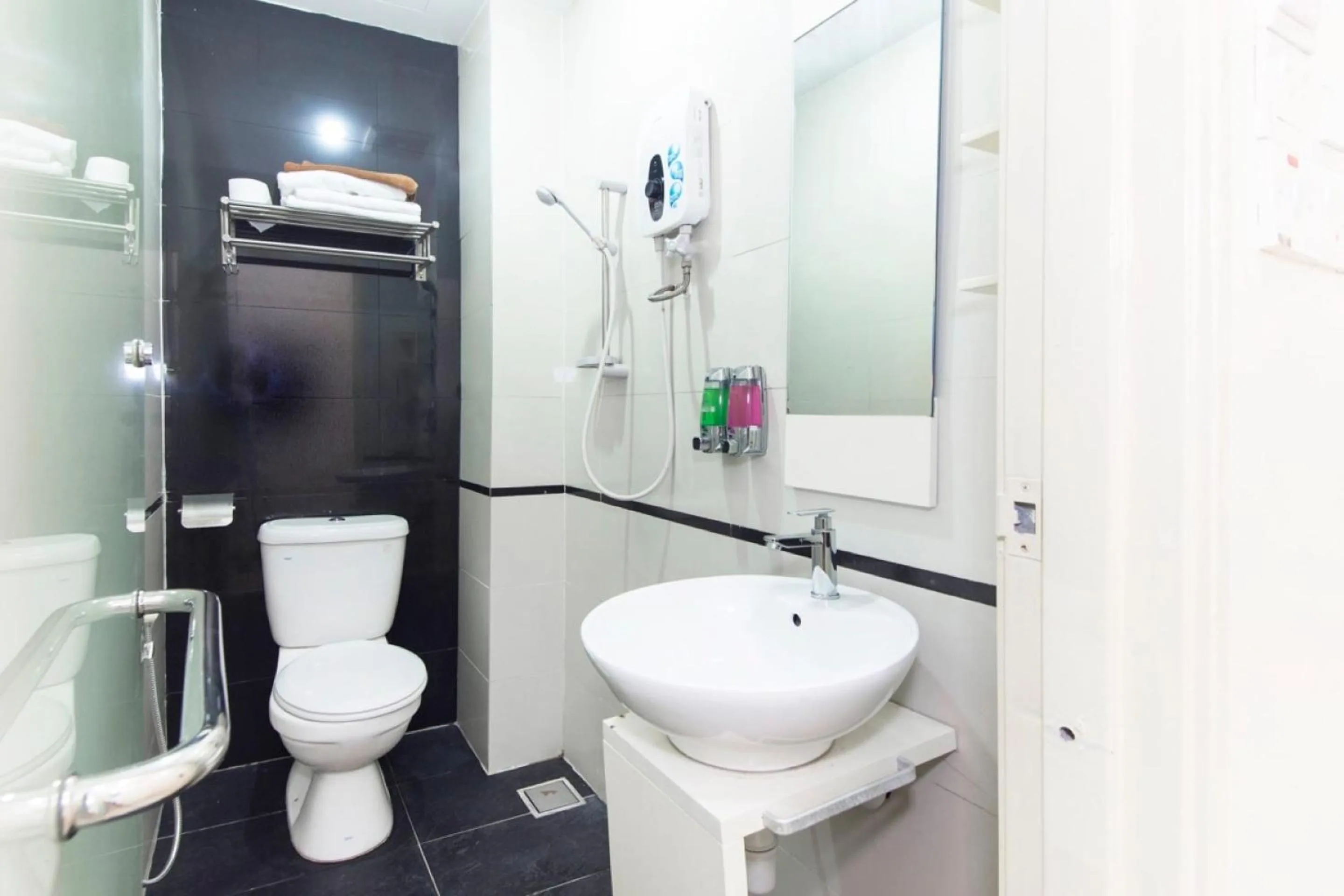 Bathroom in Super OYO 331 I Boutique Hotel