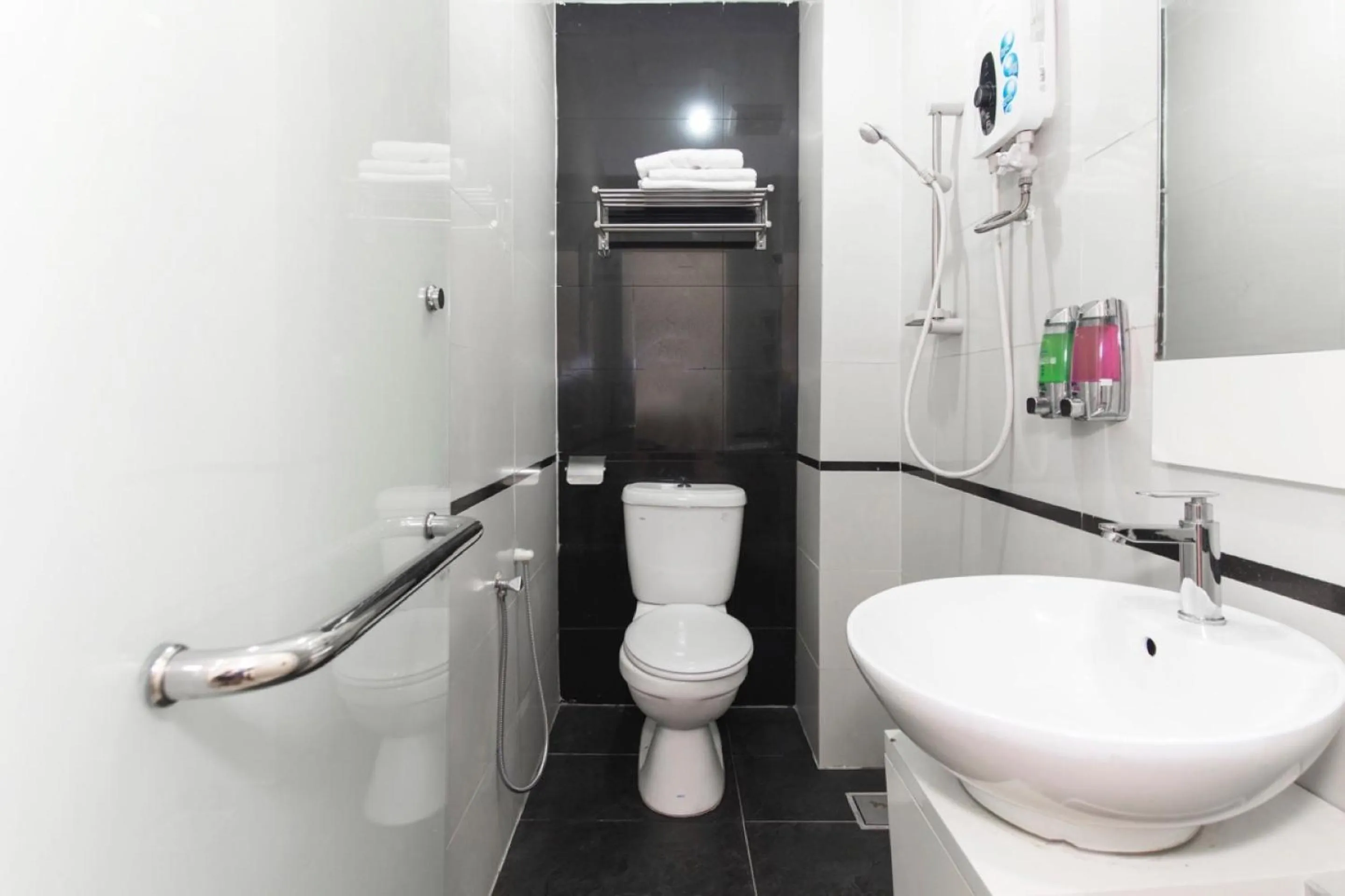 Bathroom in Super OYO 331 I Boutique Hotel