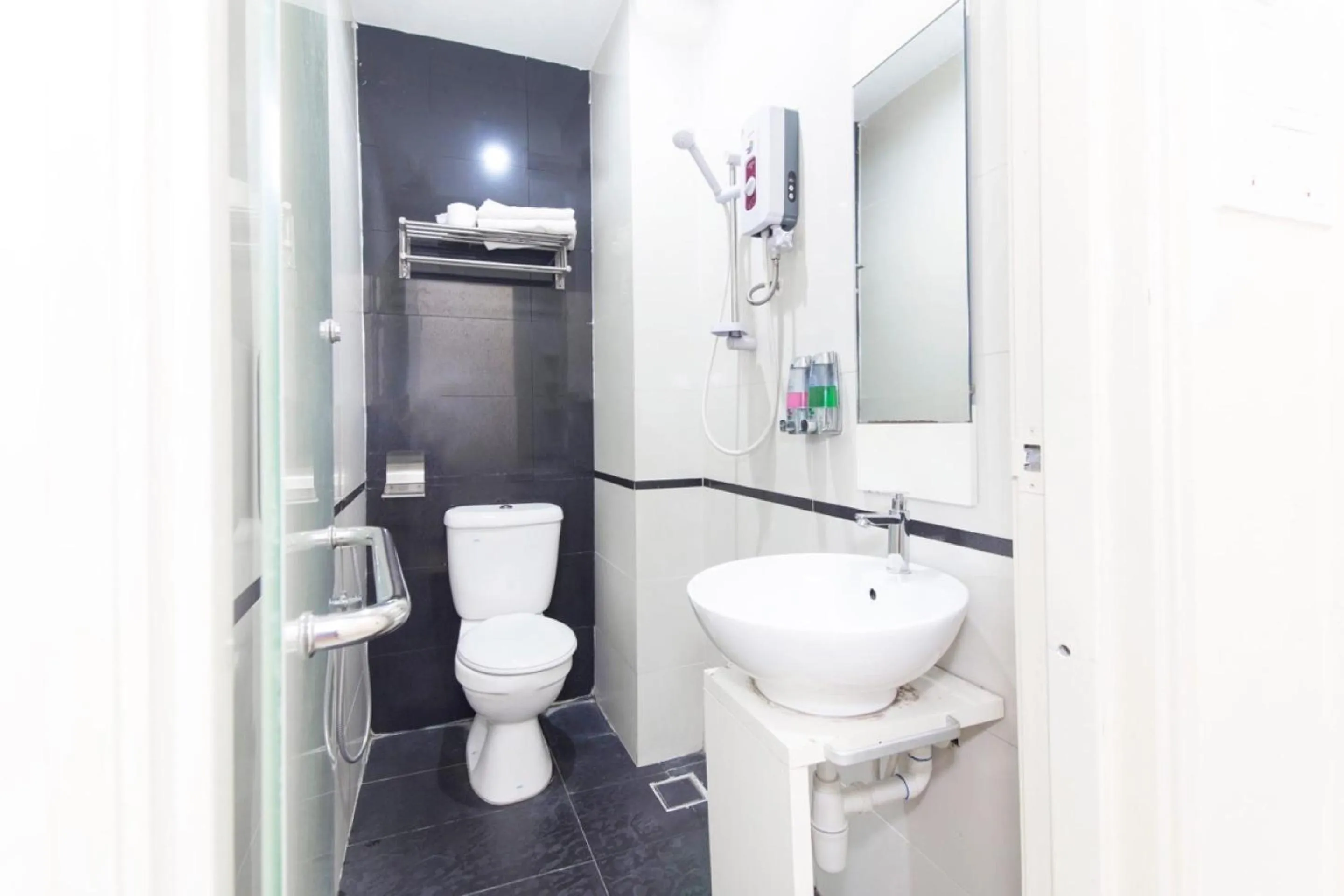 Bathroom in Super OYO 331 I Boutique Hotel