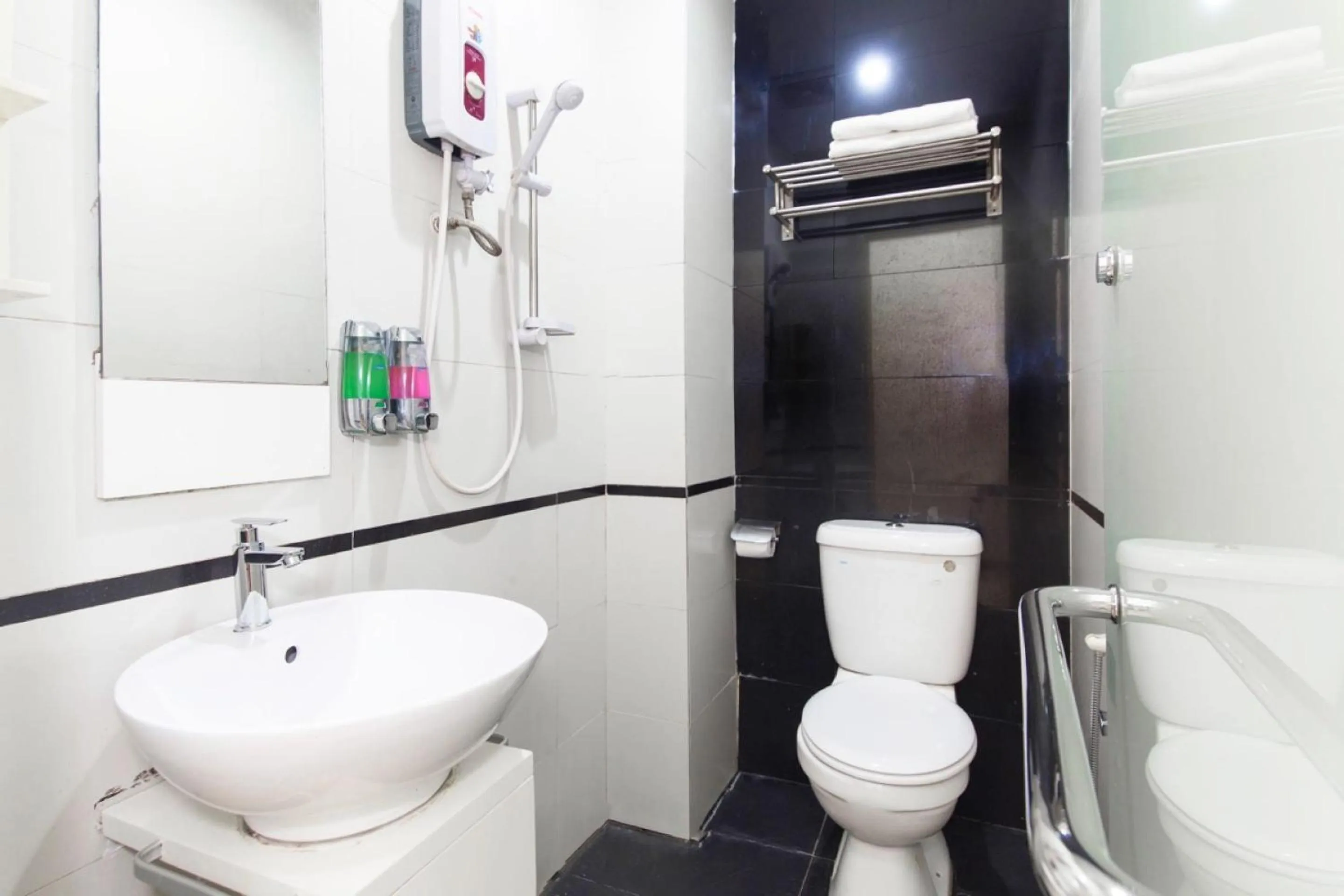 Bathroom in Super OYO 331 I Boutique Hotel