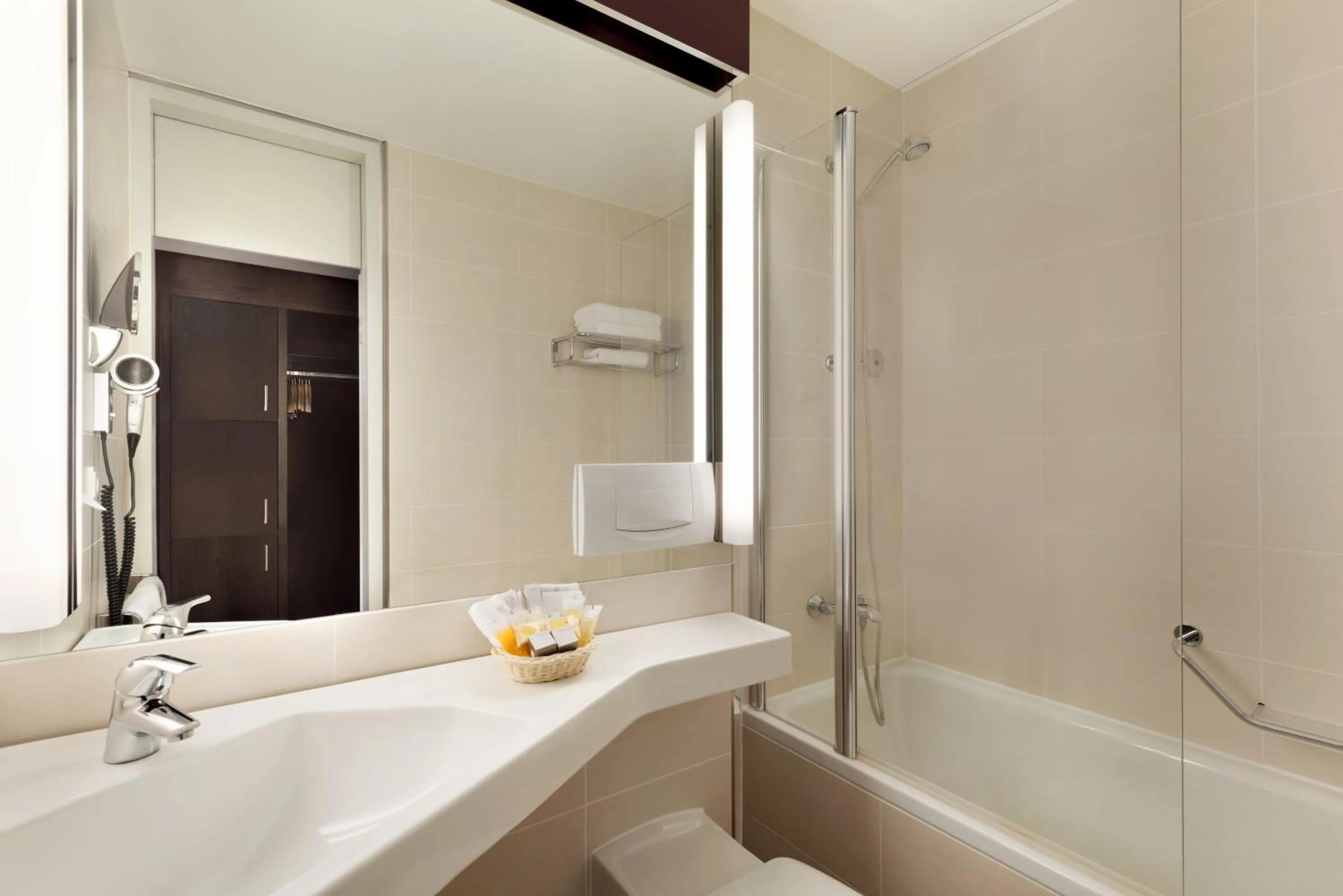 Bathroom in Ramada Nürnberg Parkhotel