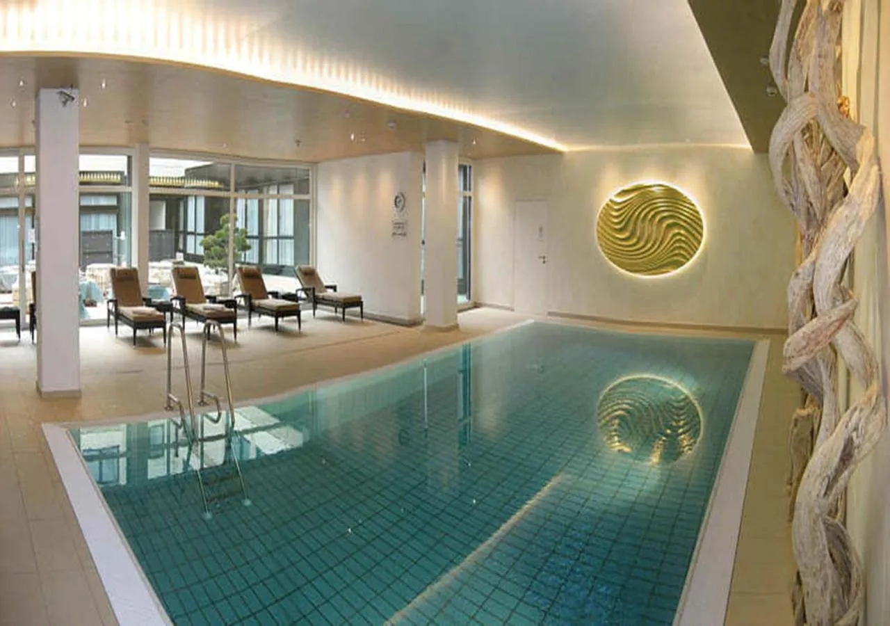 Swimming pool in Ramada Nürnberg Parkhotel