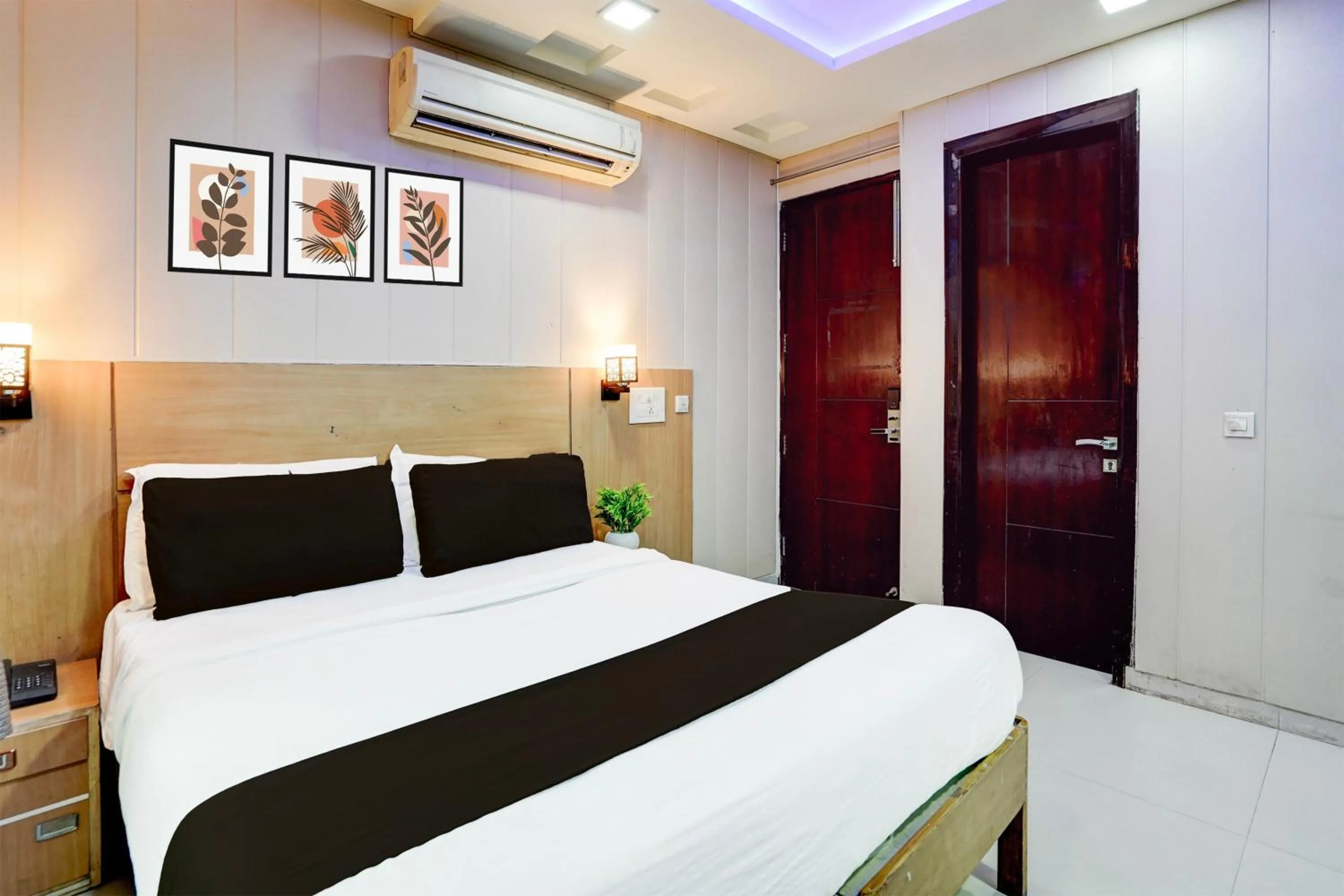Bedroom, Bed in Super Hotel O Rohini Sector 24