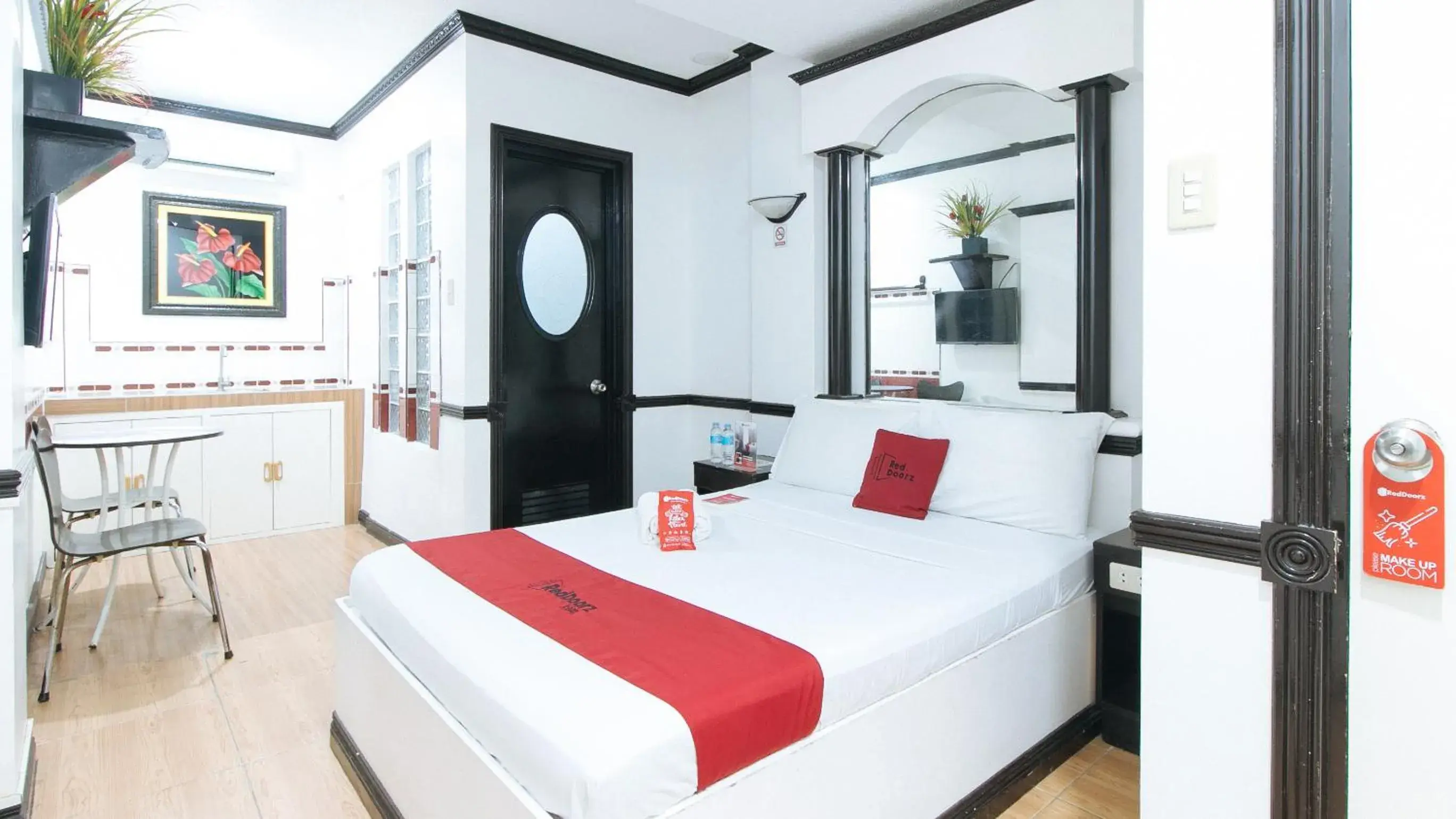 Deluxe Room in RedDoorz at Plus Villa Gloria Taguig Deluxe Room in RedDoorz at Plus Villa Gloria Taguig