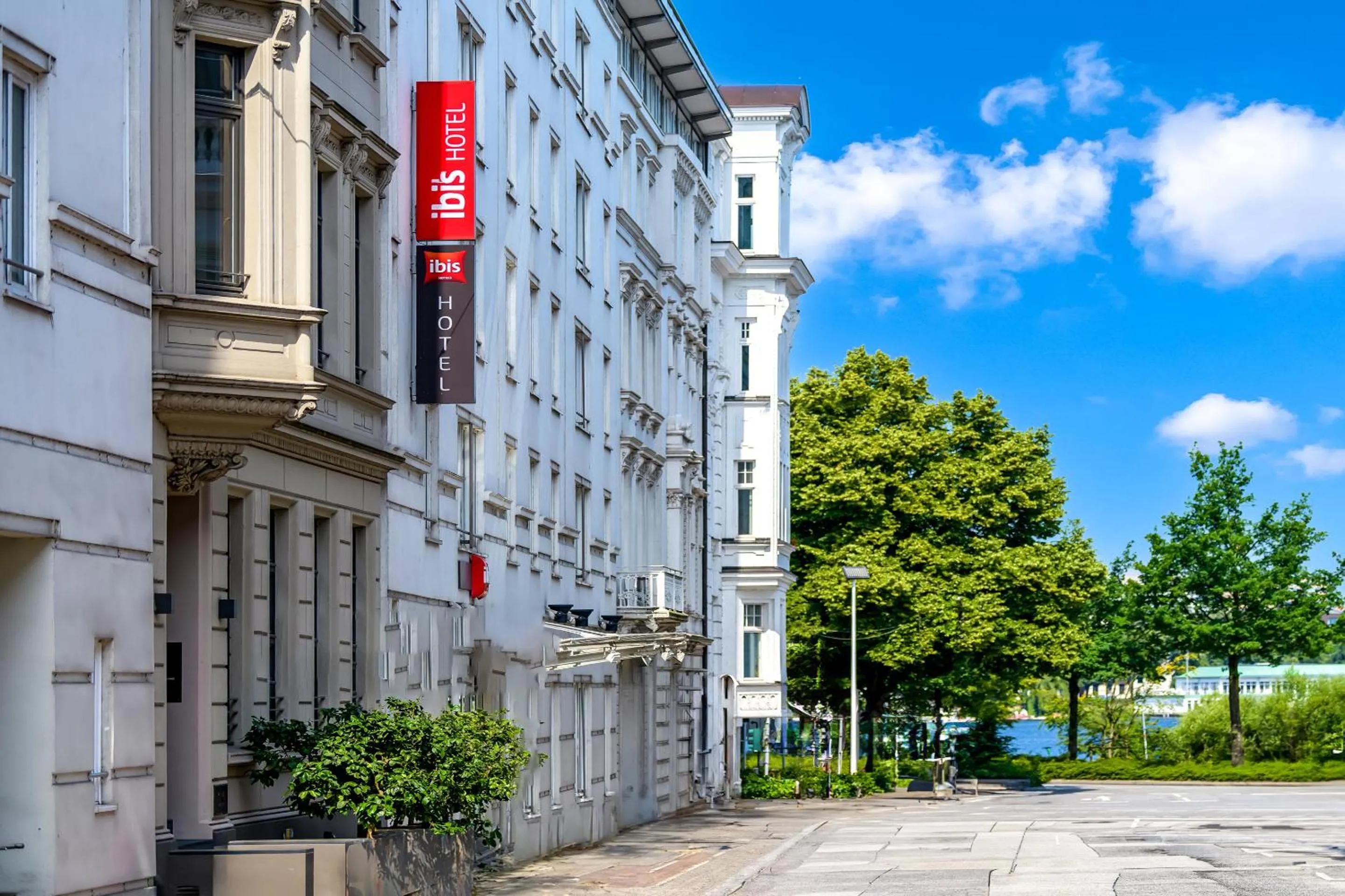 Property building in ibis Hotel Hamburg Alster Centrum