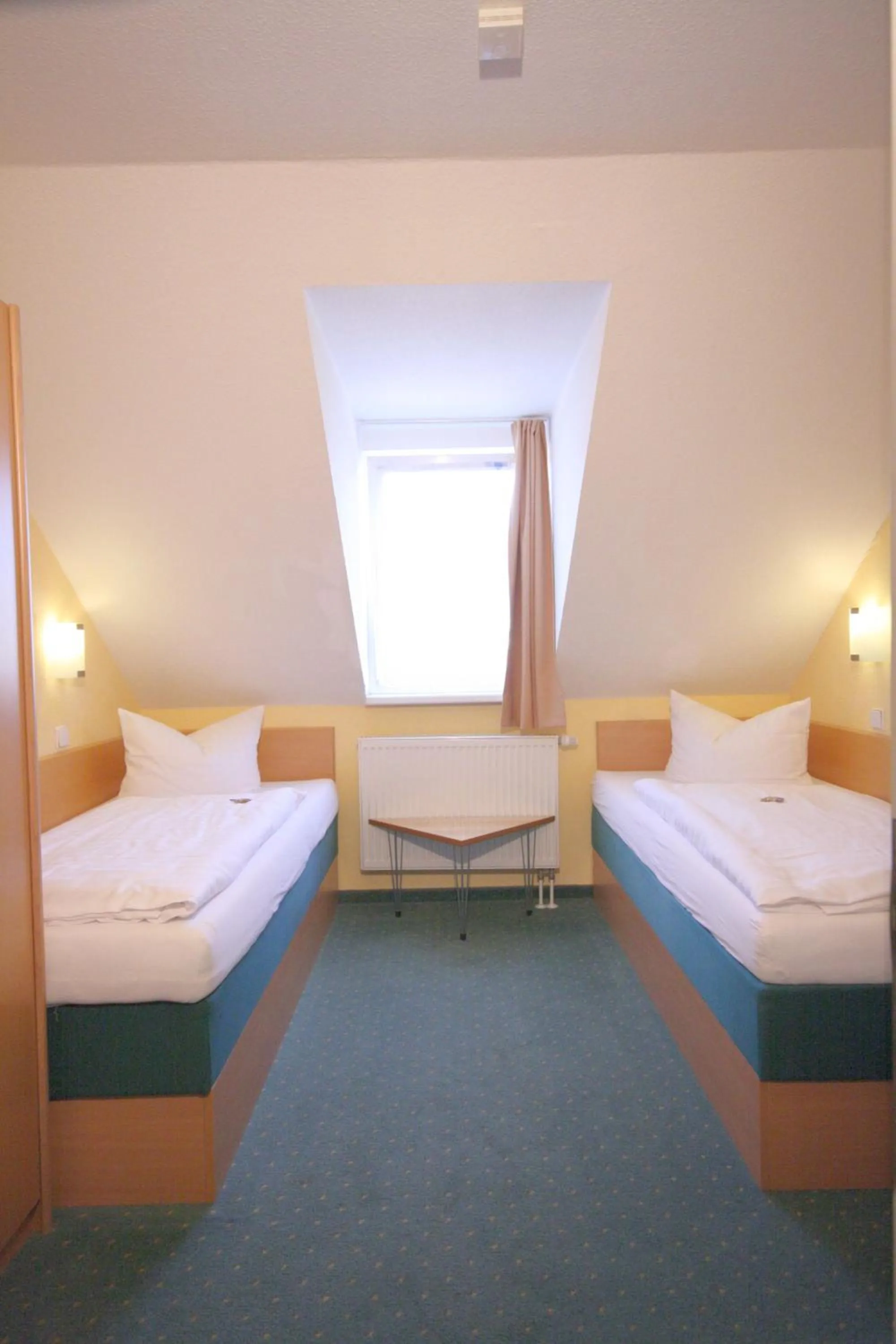 Photo of the whole room, Bed in Classic Inn