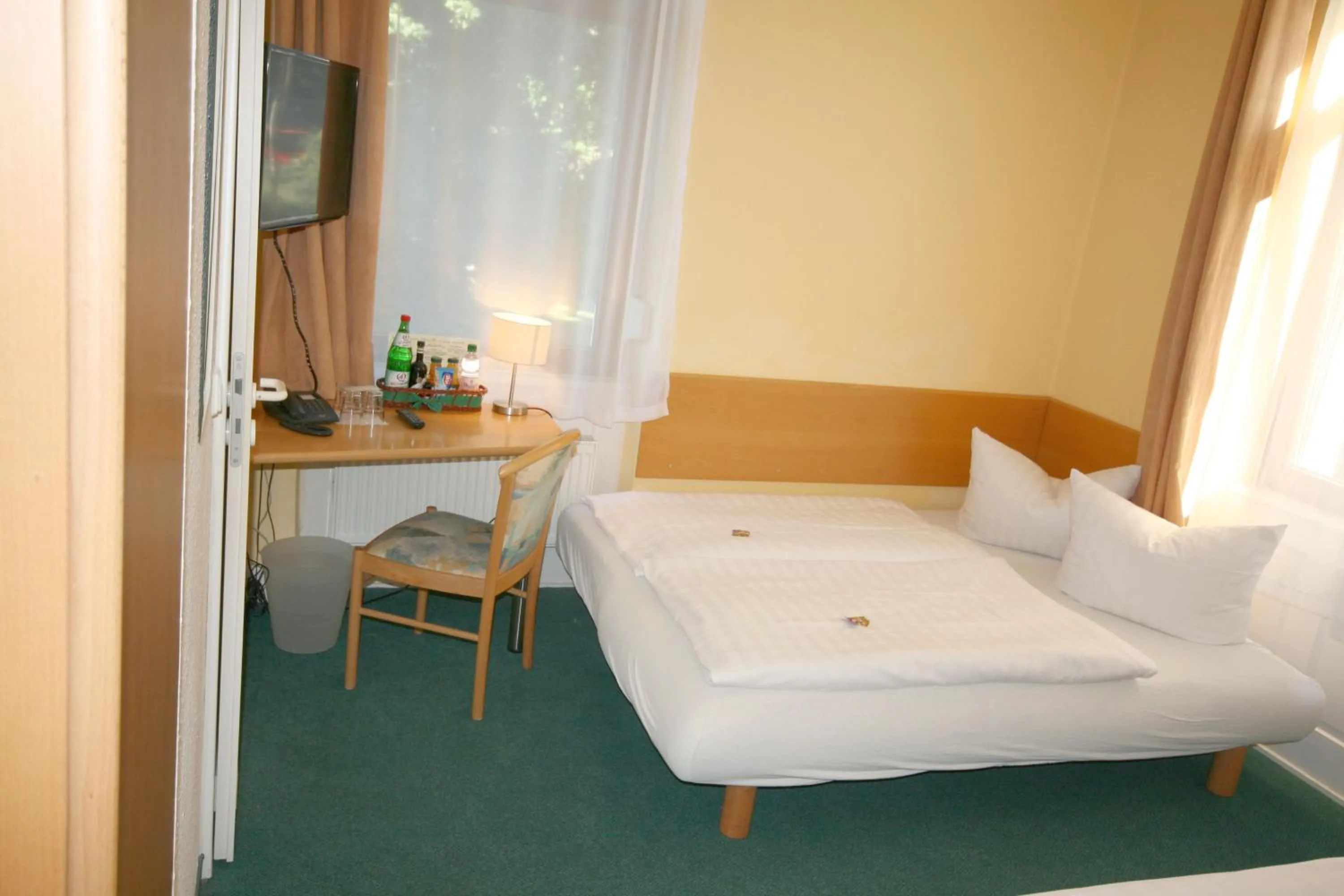 Photo of the whole room, Bed in Classic Inn