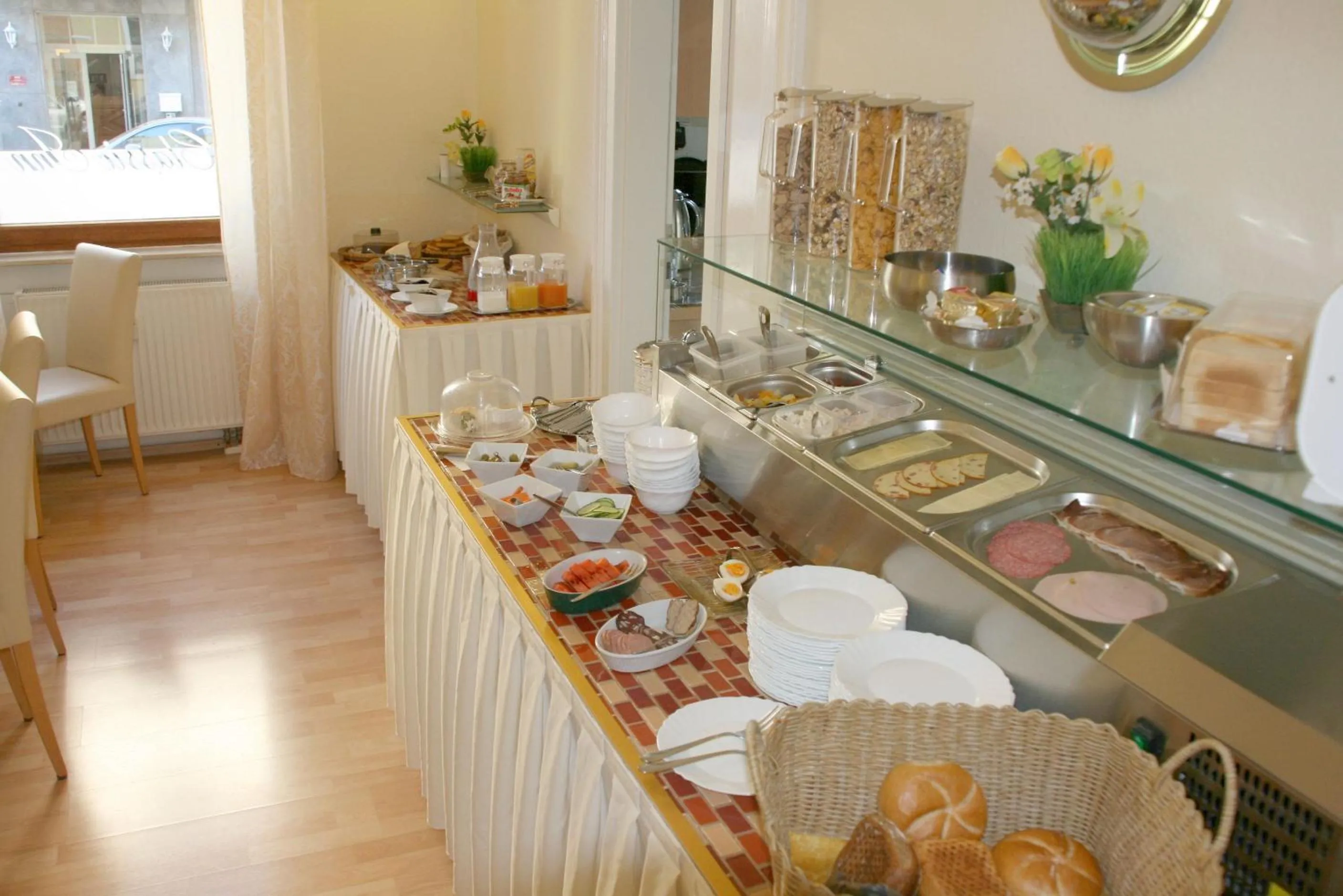 Buffet breakfast in Classic Inn