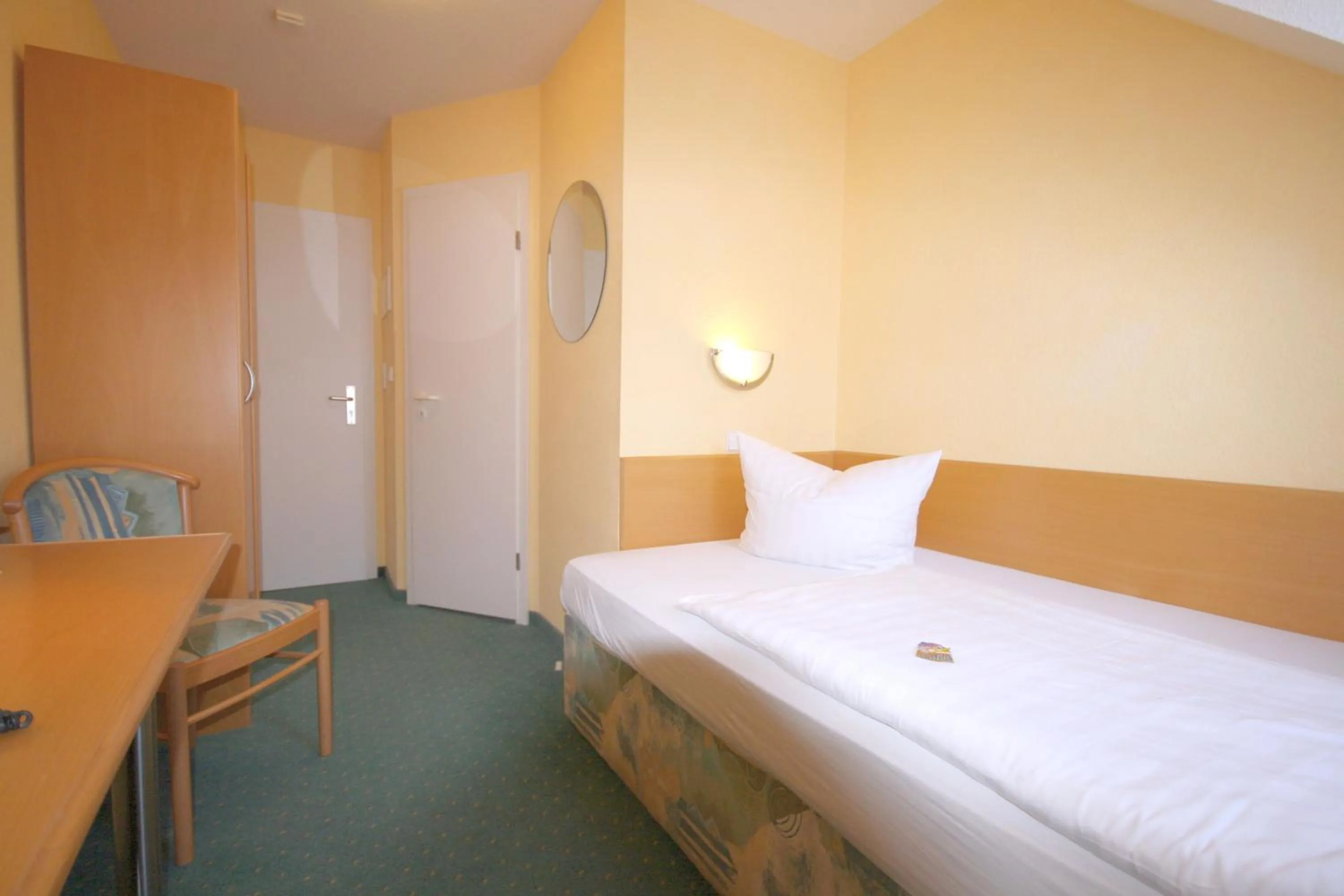 Photo of the whole room, Bed in Classic Inn