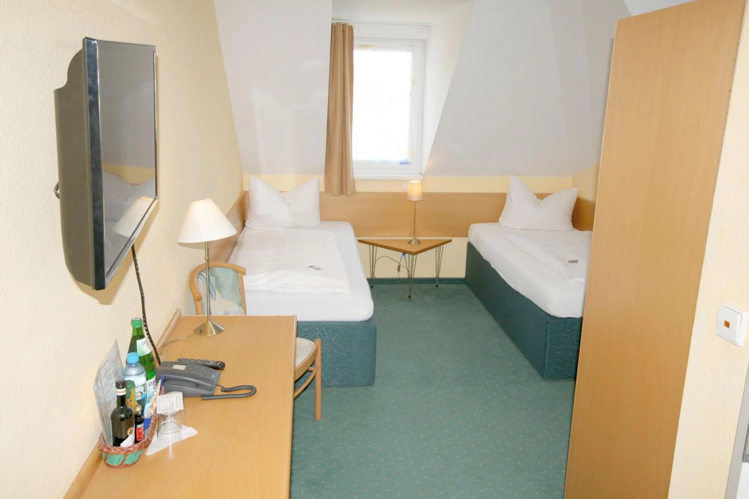 Photo of the whole room, Bed in Classic Inn