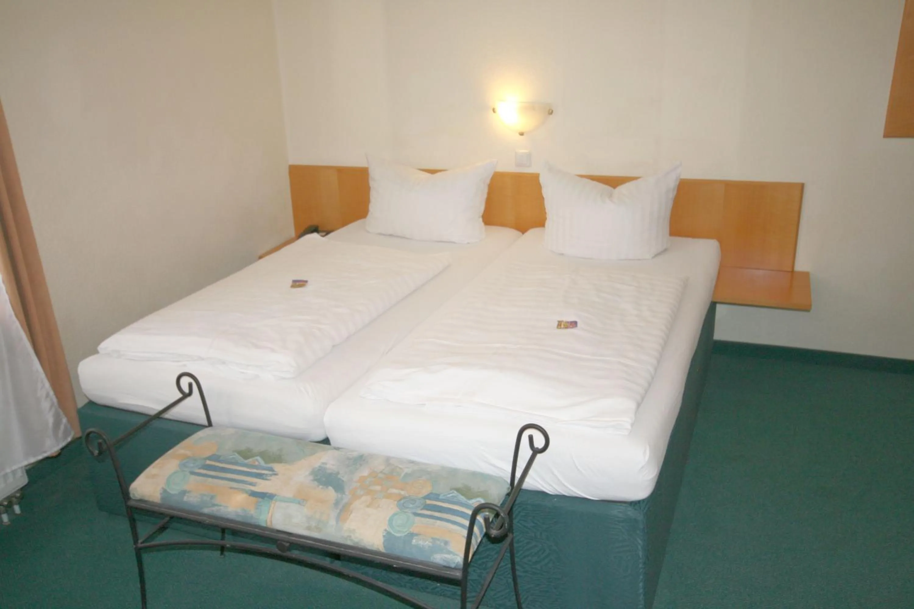 Photo of the whole room, Bed in Classic Inn
