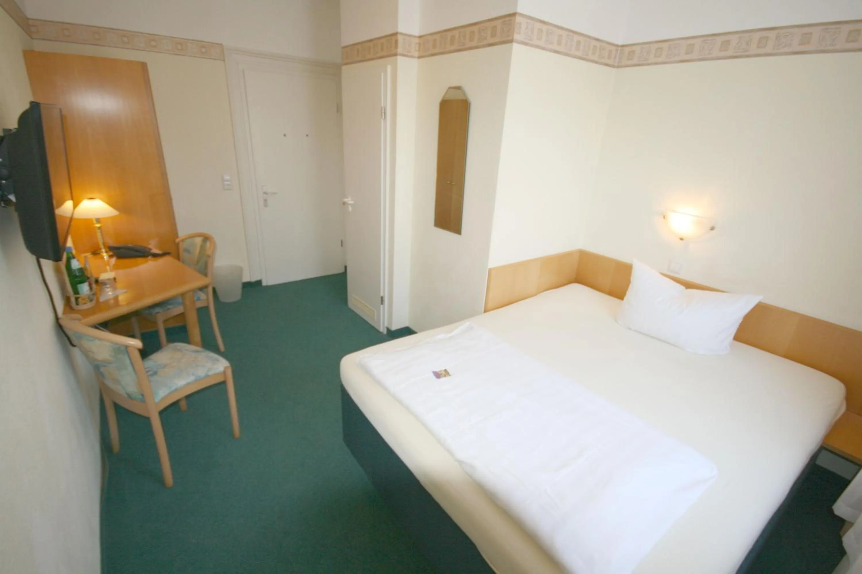 Photo of the whole room, Bed in Classic Inn