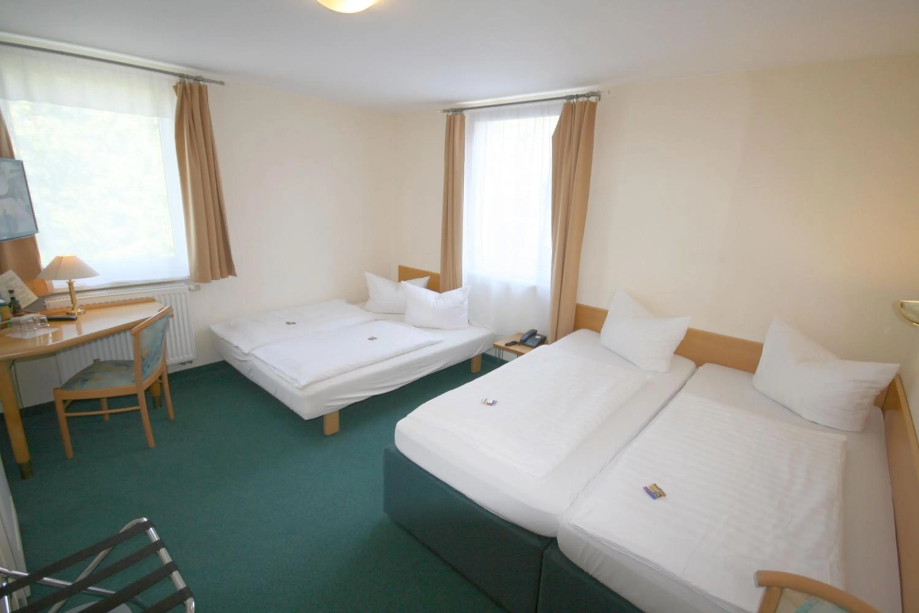 Photo of the whole room, Bed in Classic Inn