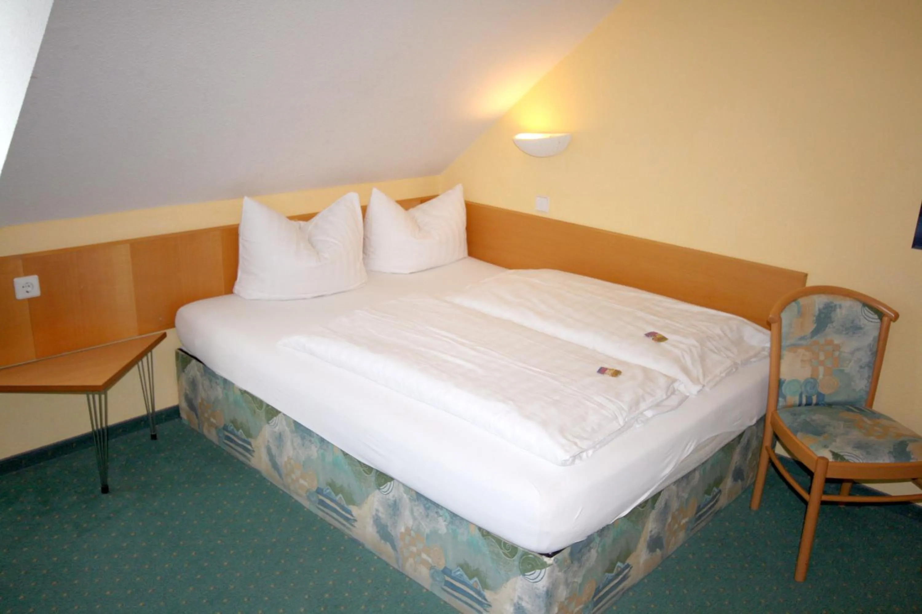 Photo of the whole room, Bed in Classic Inn