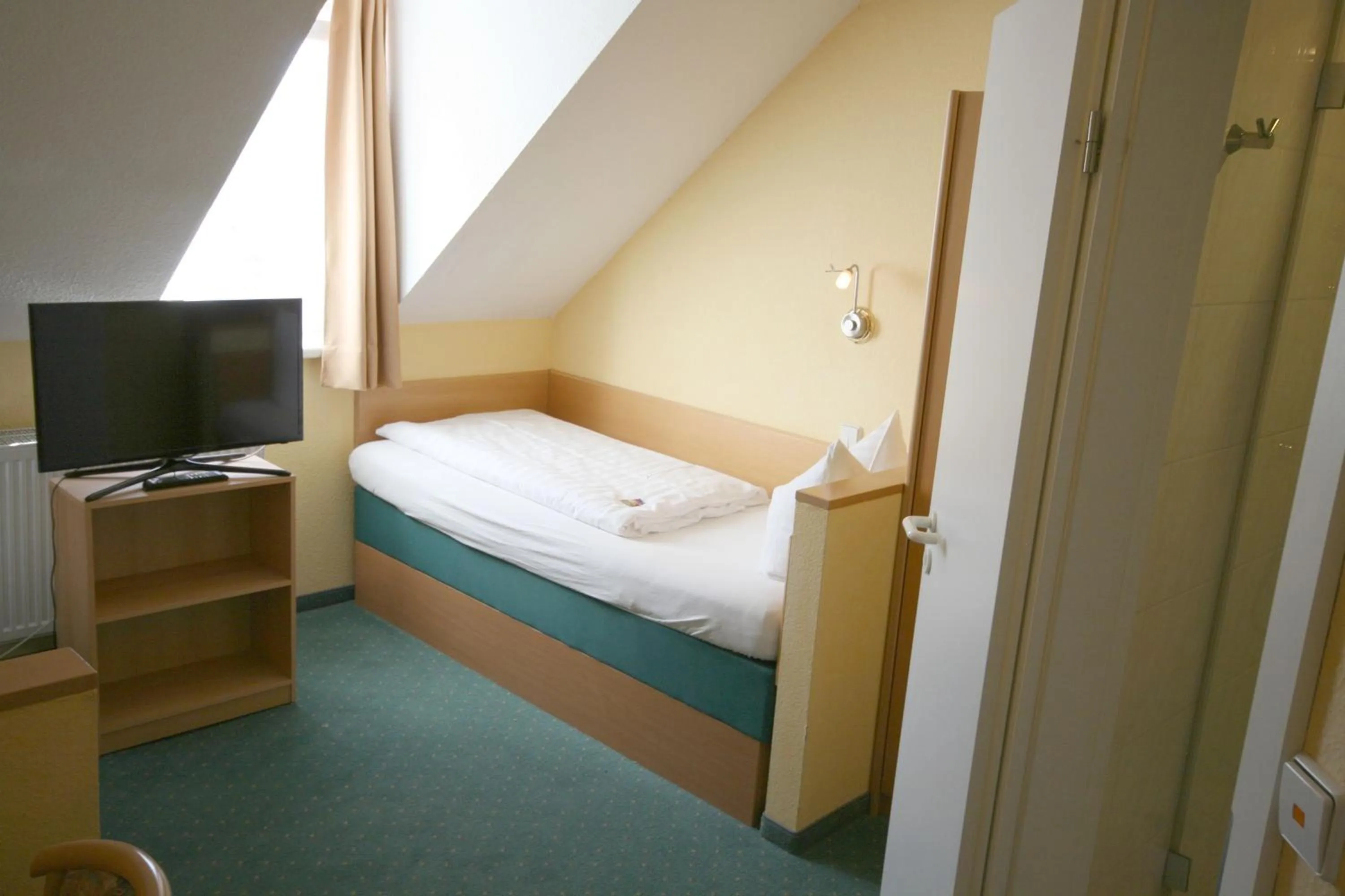 Photo of the whole room, Bed in Classic Inn