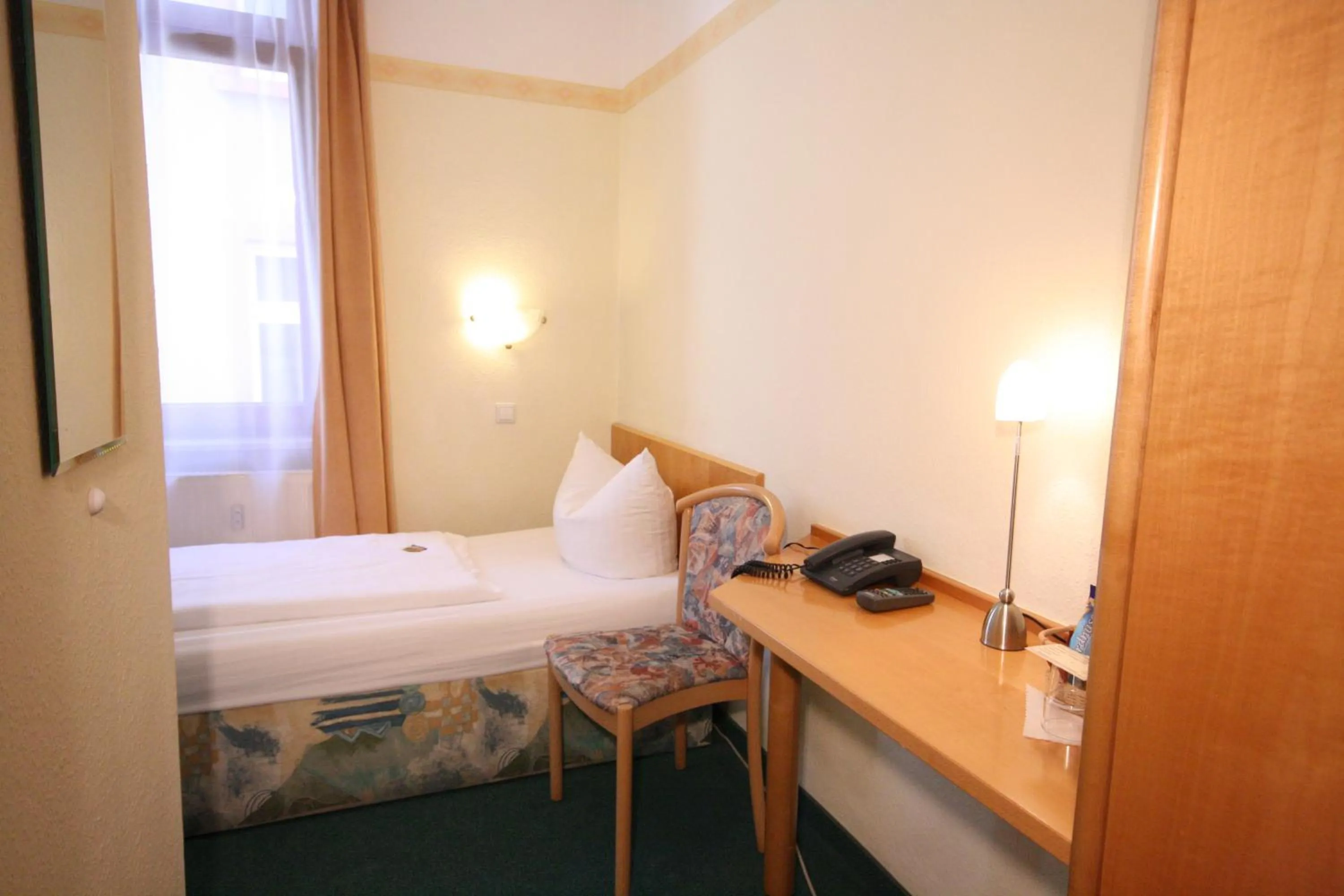 Photo of the whole room, Bed in Classic Inn