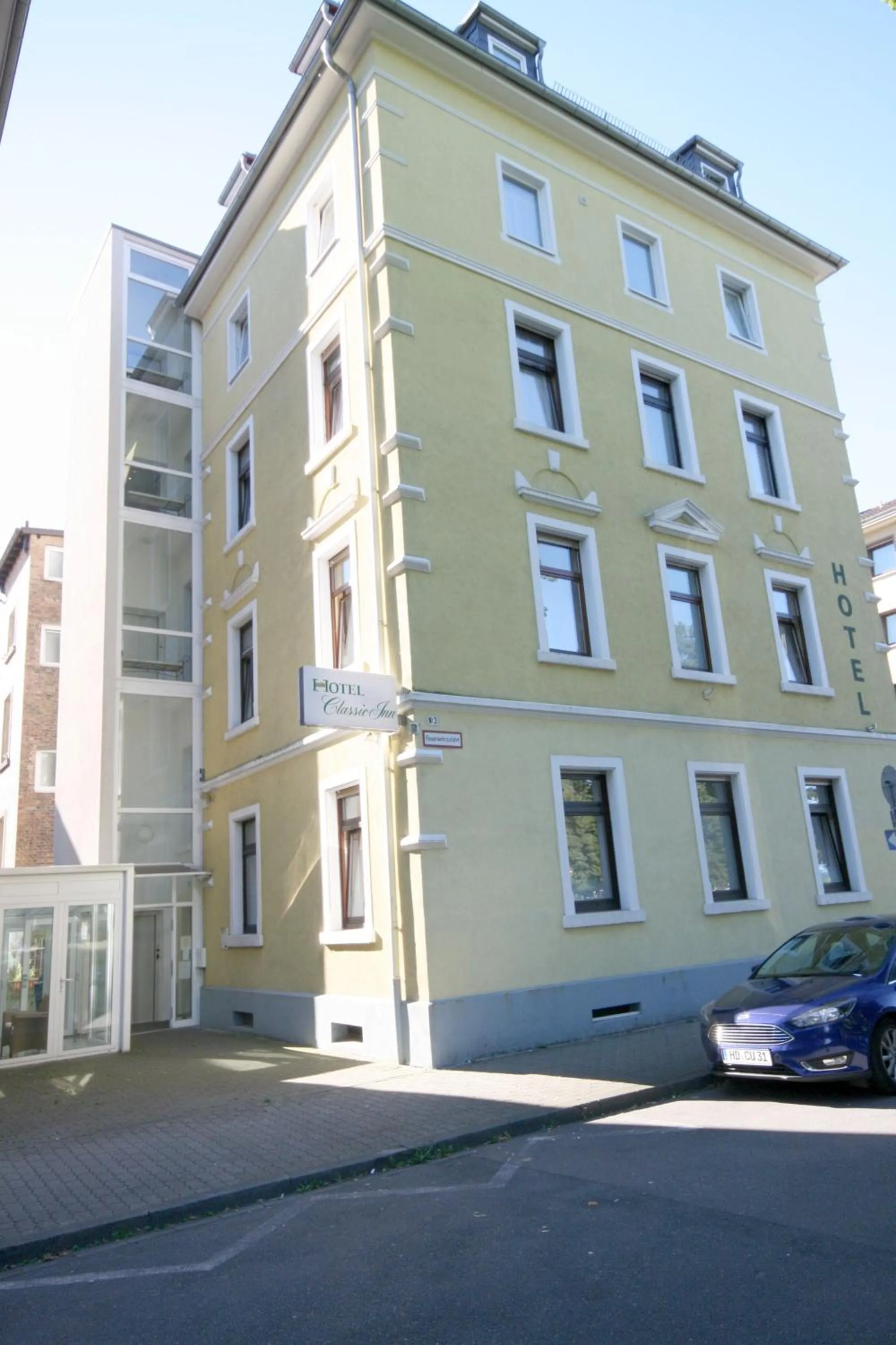 Facade/entrance in Classic Inn