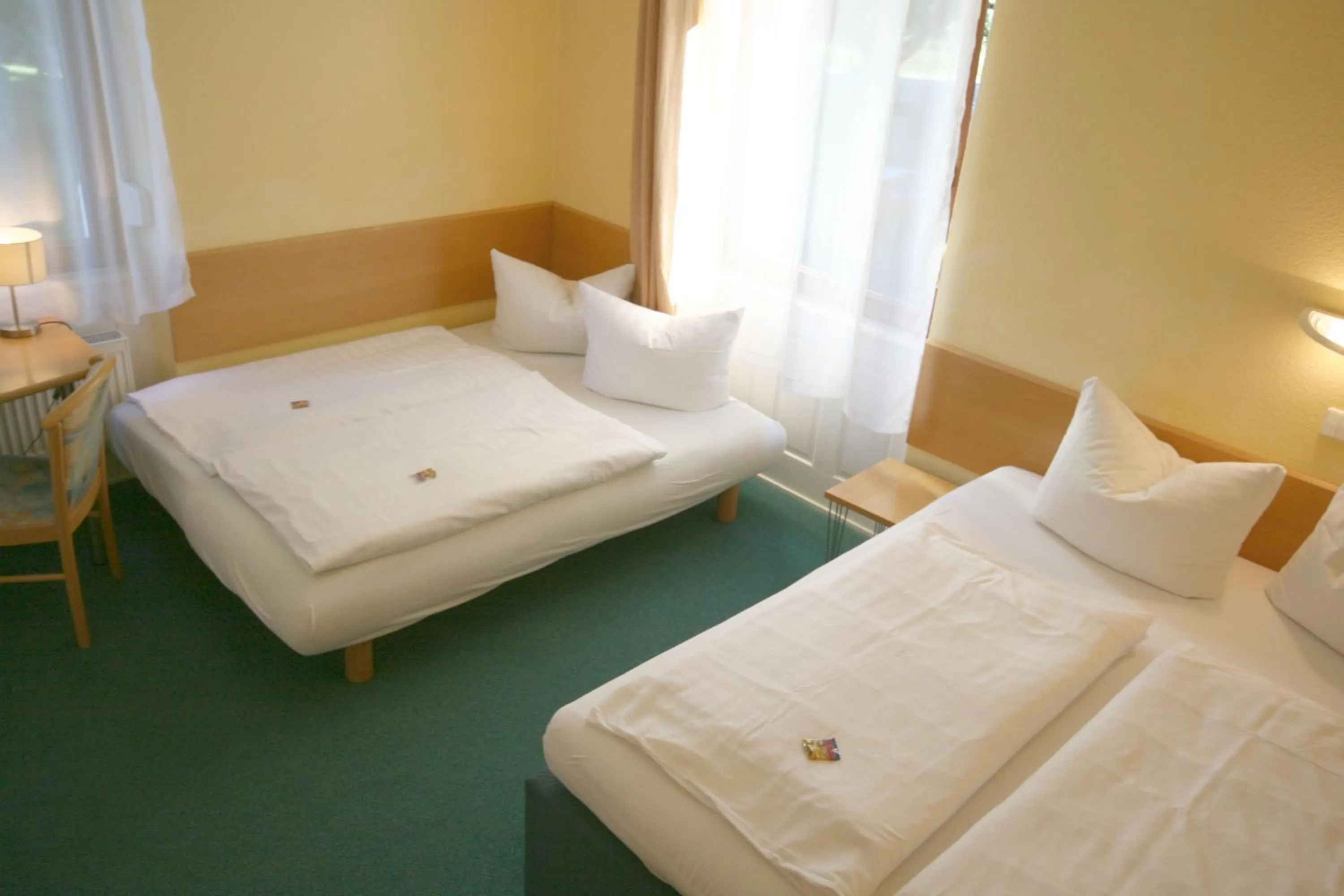 Photo of the whole room, Bed in Classic Inn