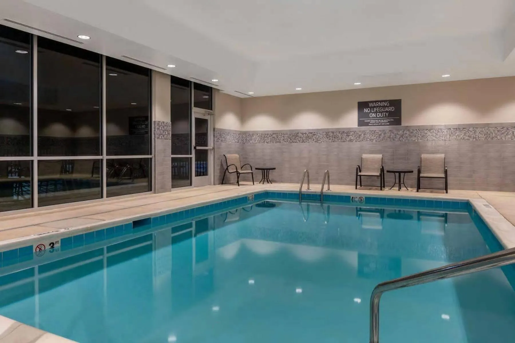 Swimming pool in La Quinta Inn & Suites by Wyndham Wisconsin Dells- Lake Delton