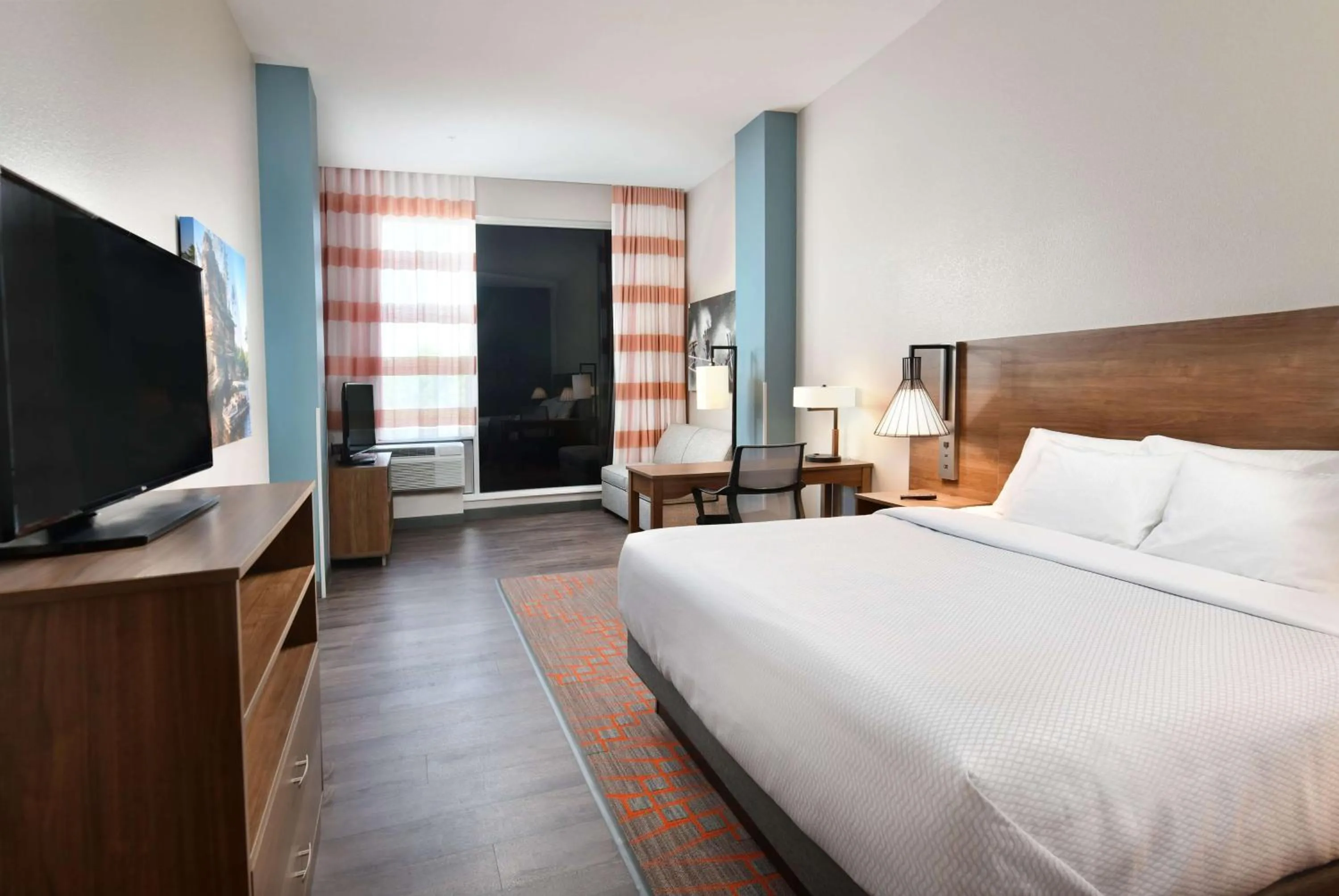 Photo of the whole room, Bed in La Quinta Inn & Suites by Wyndham Wisconsin Dells- Lake Delton