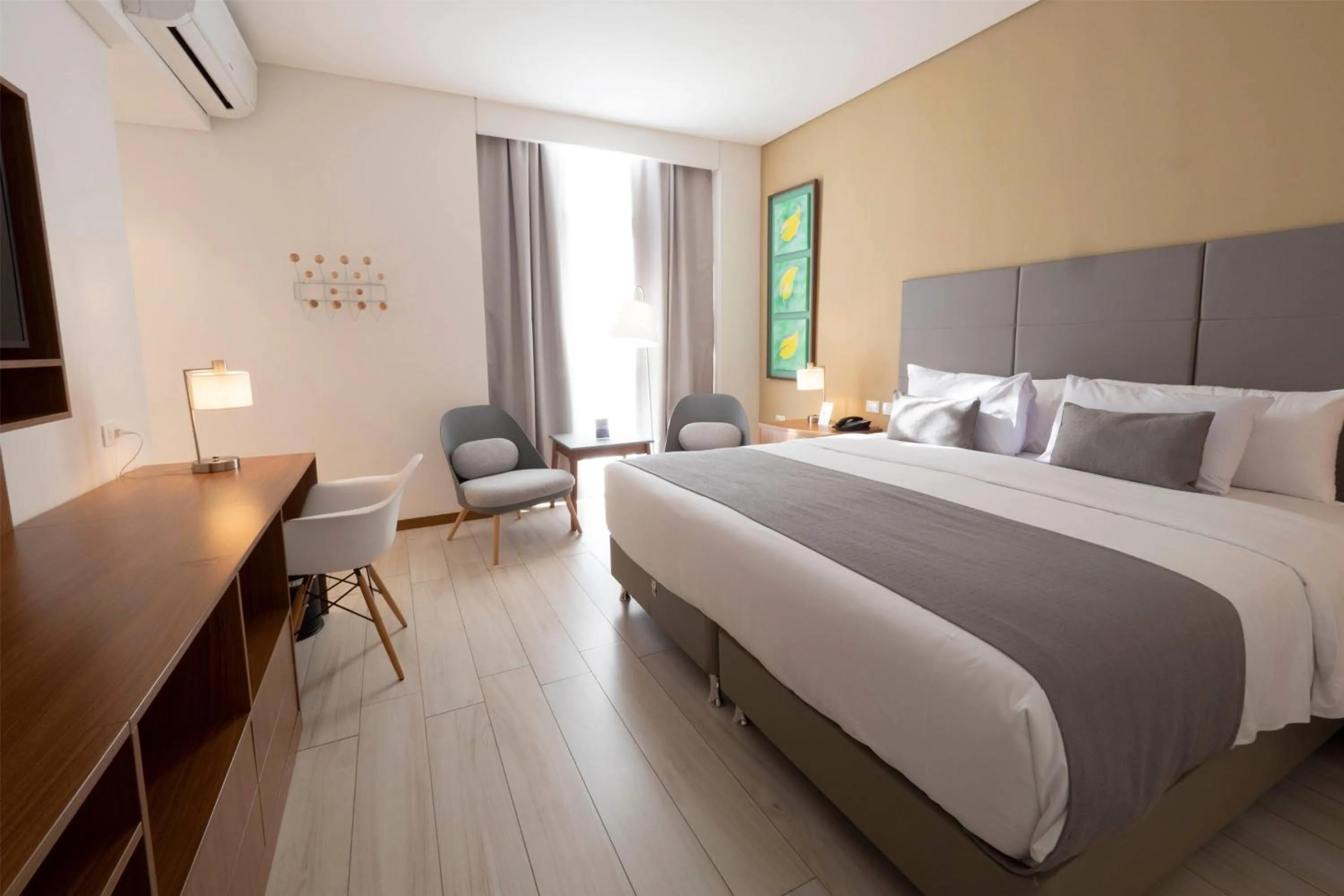 Photo of the whole room, Bed in Dazzler by Wyndham Ciudad del Este