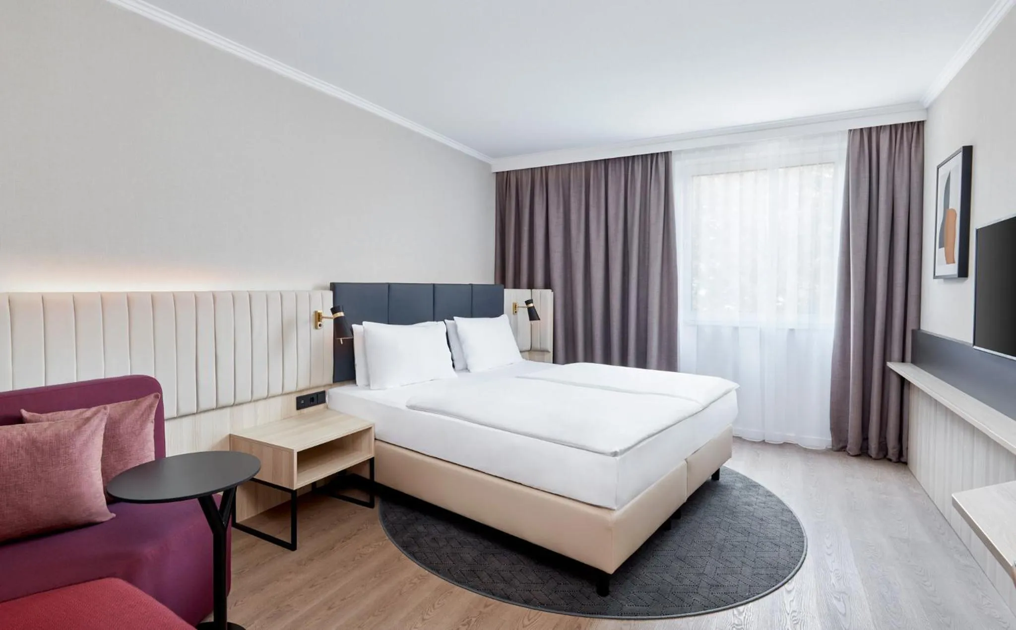 Photo of the whole room, Bed in Crowne Plaza Hamburg-City Alster by IHG