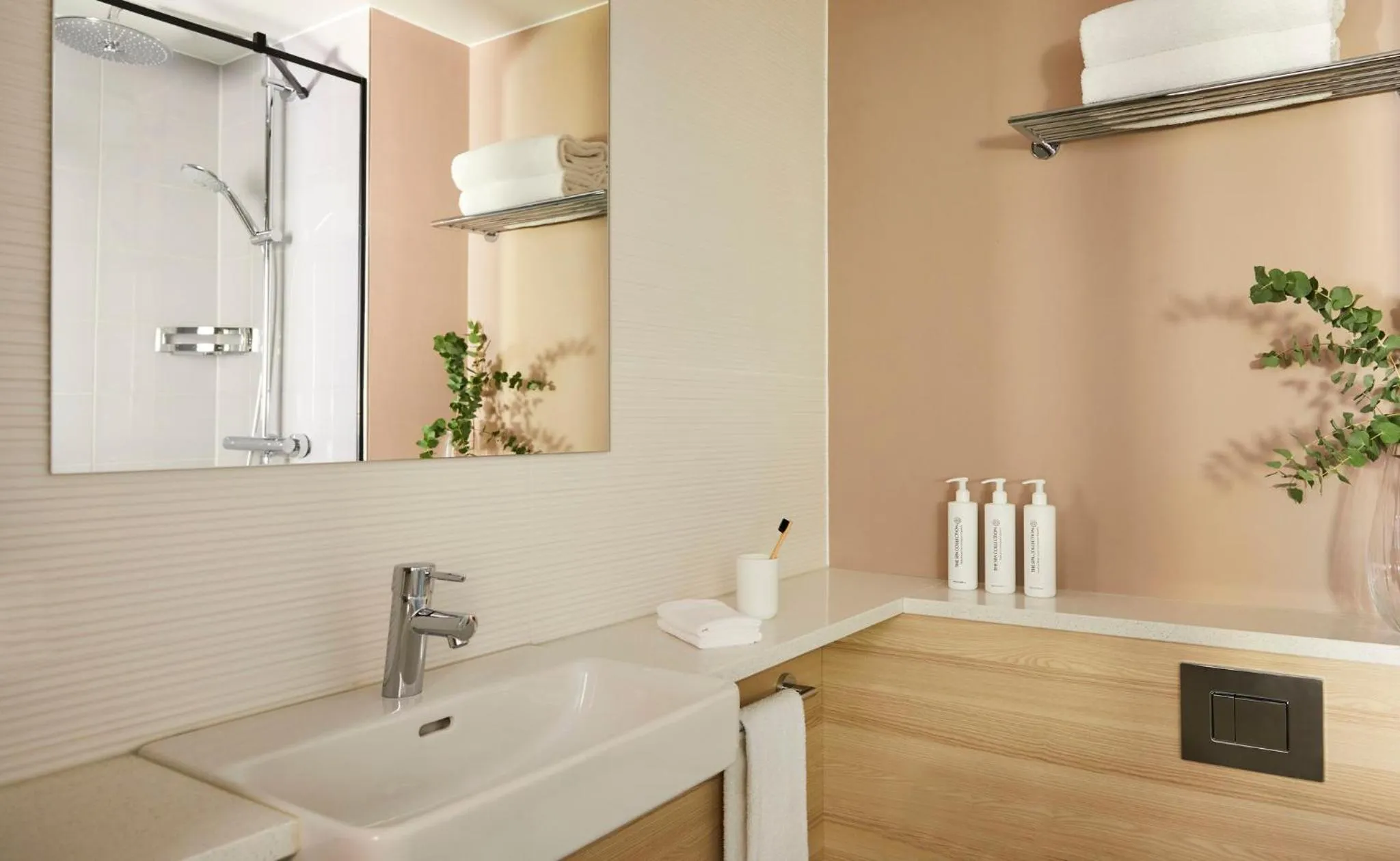 Bathroom in Crowne Plaza Hamburg-City Alster by IHG