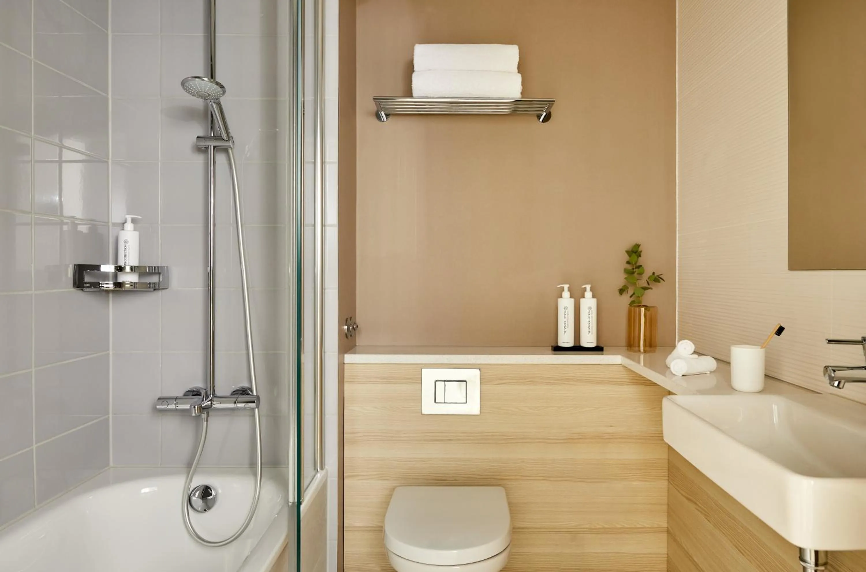 Bathroom in Crowne Plaza Hamburg-City Alster by IHG