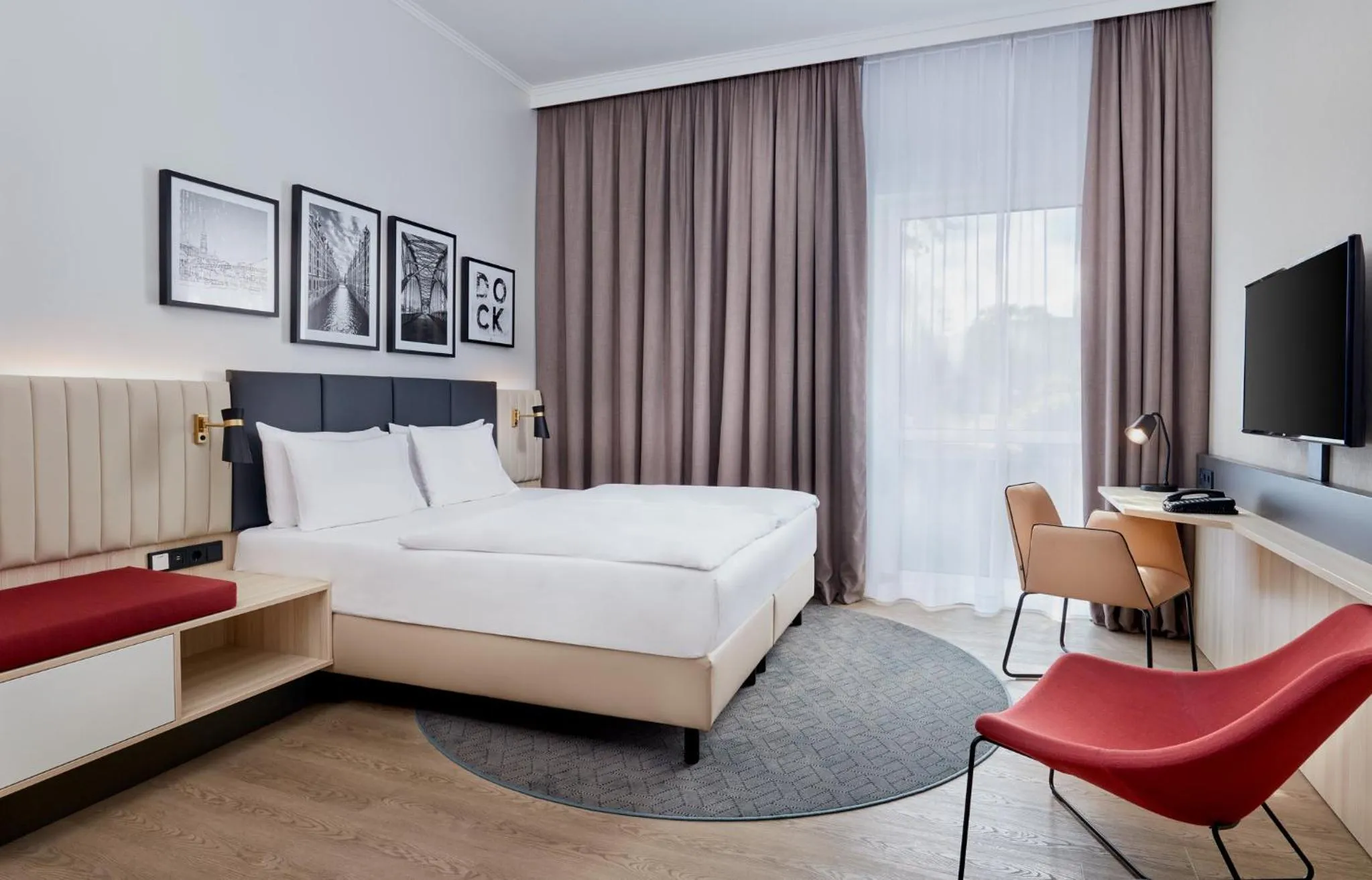 Photo of the whole room, Bed in Crowne Plaza Hamburg-City Alster by IHG
