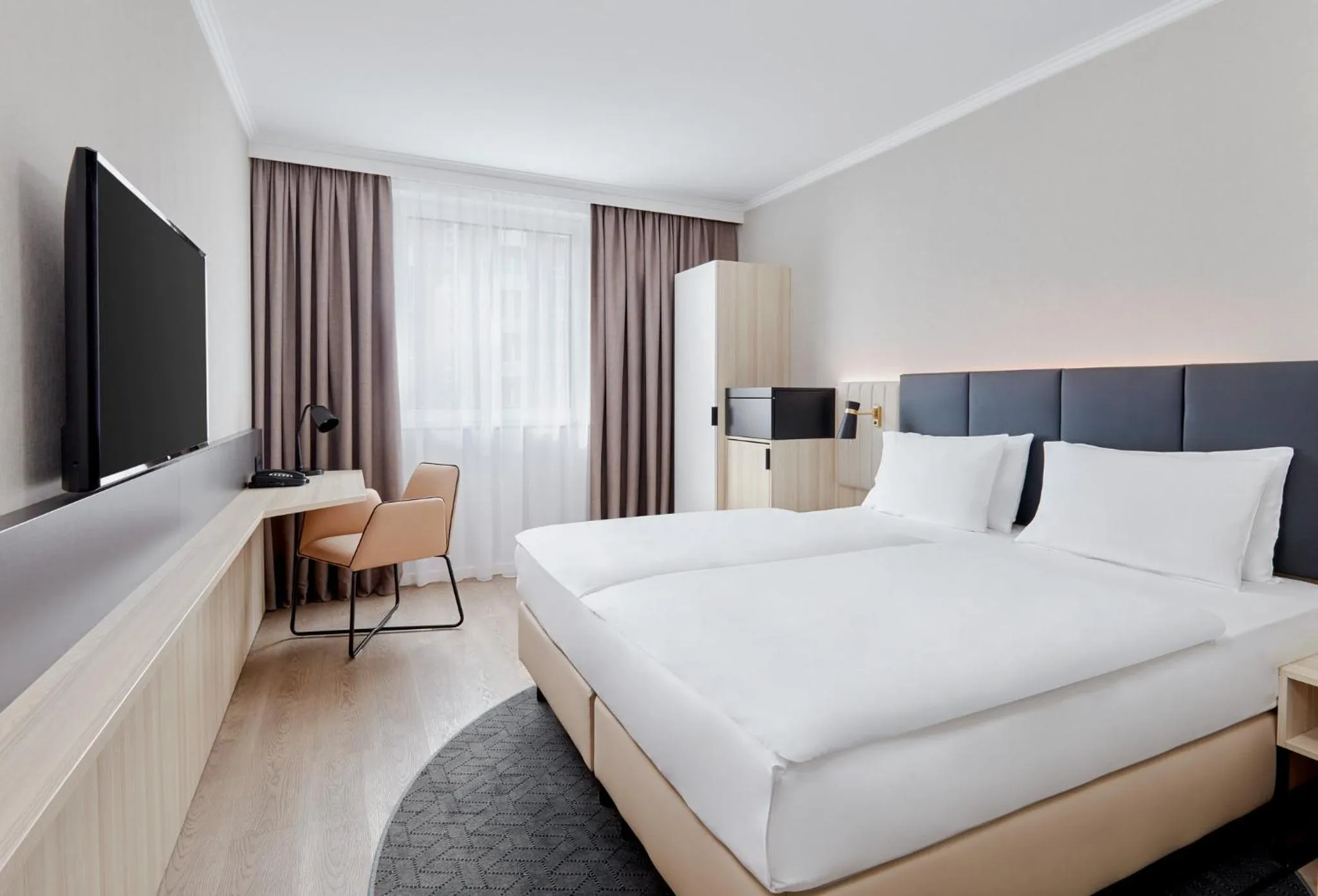 Photo of the whole room, Bed in Crowne Plaza Hamburg-City Alster by IHG