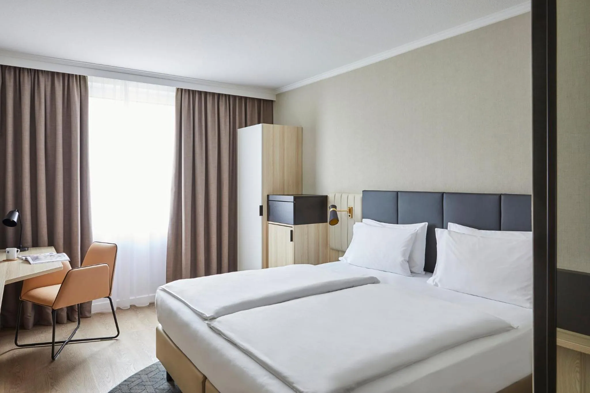 Photo of the whole room, Bed in Crowne Plaza Hamburg-City Alster by IHG