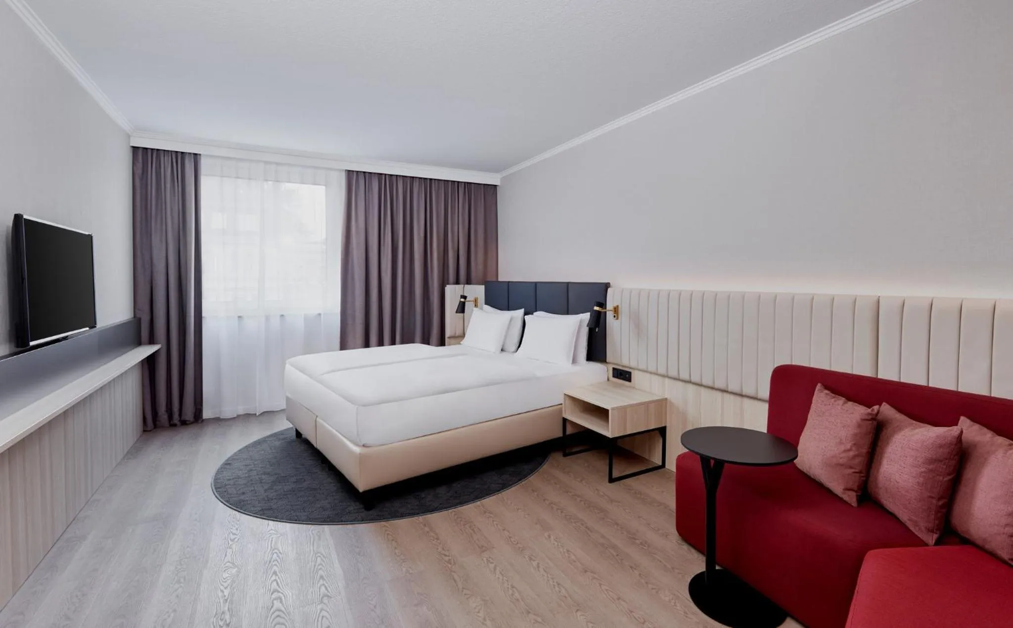 Photo of the whole room, Bed in Crowne Plaza Hamburg-City Alster by IHG