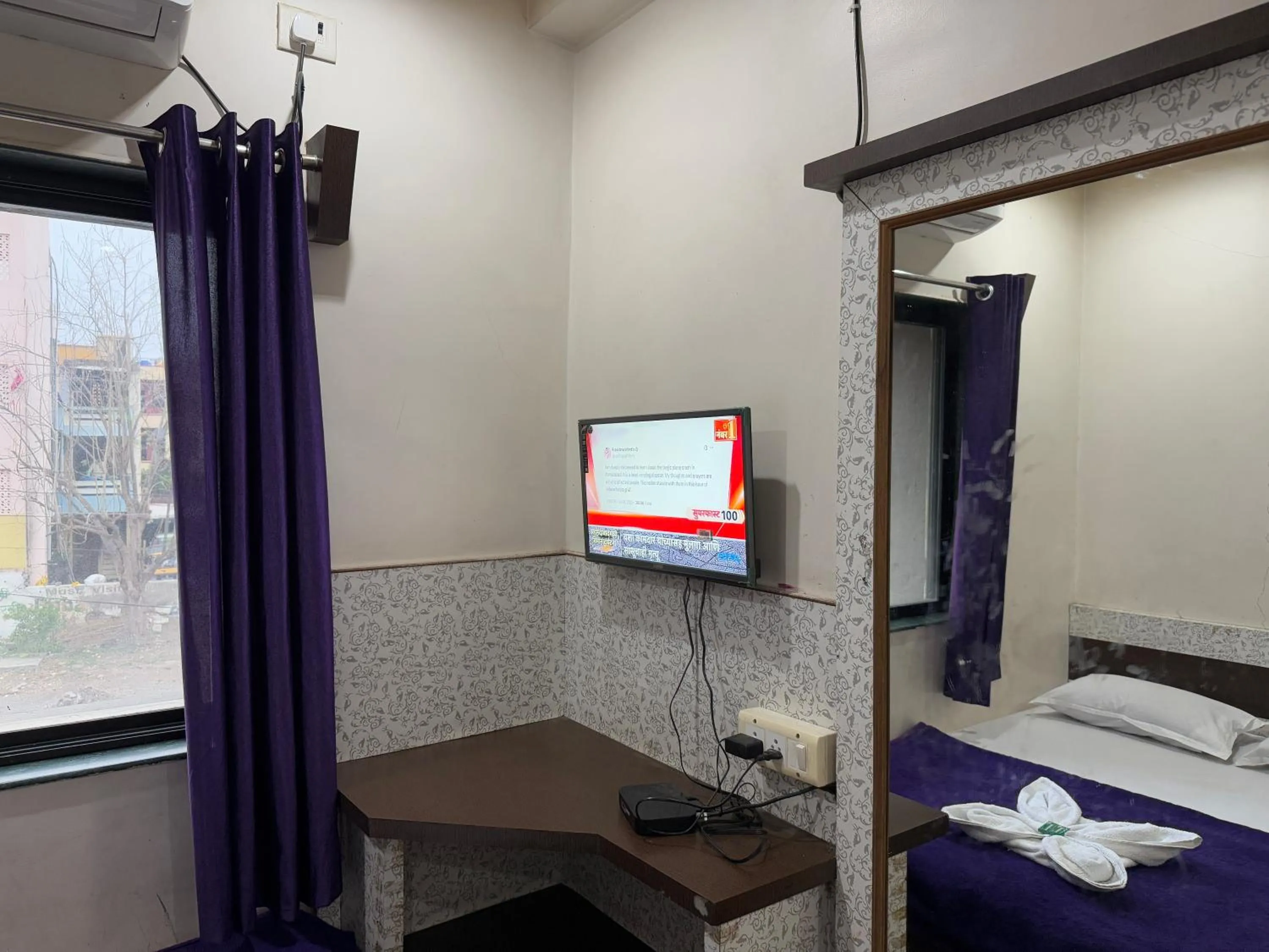 TV and multimedia, Bed in Hotel Temple Sai