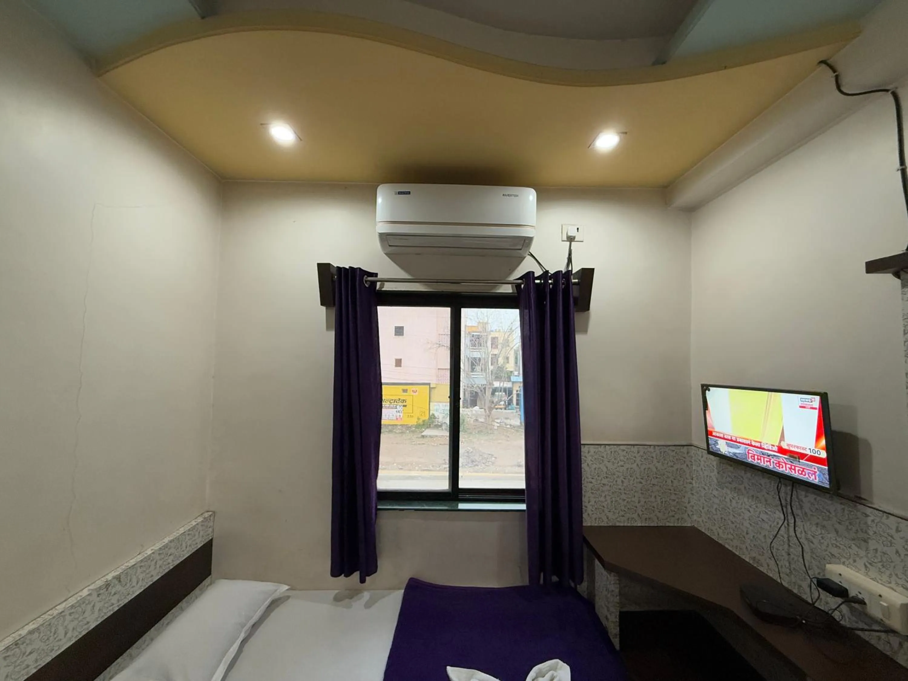 Bed in Hotel Temple Sai