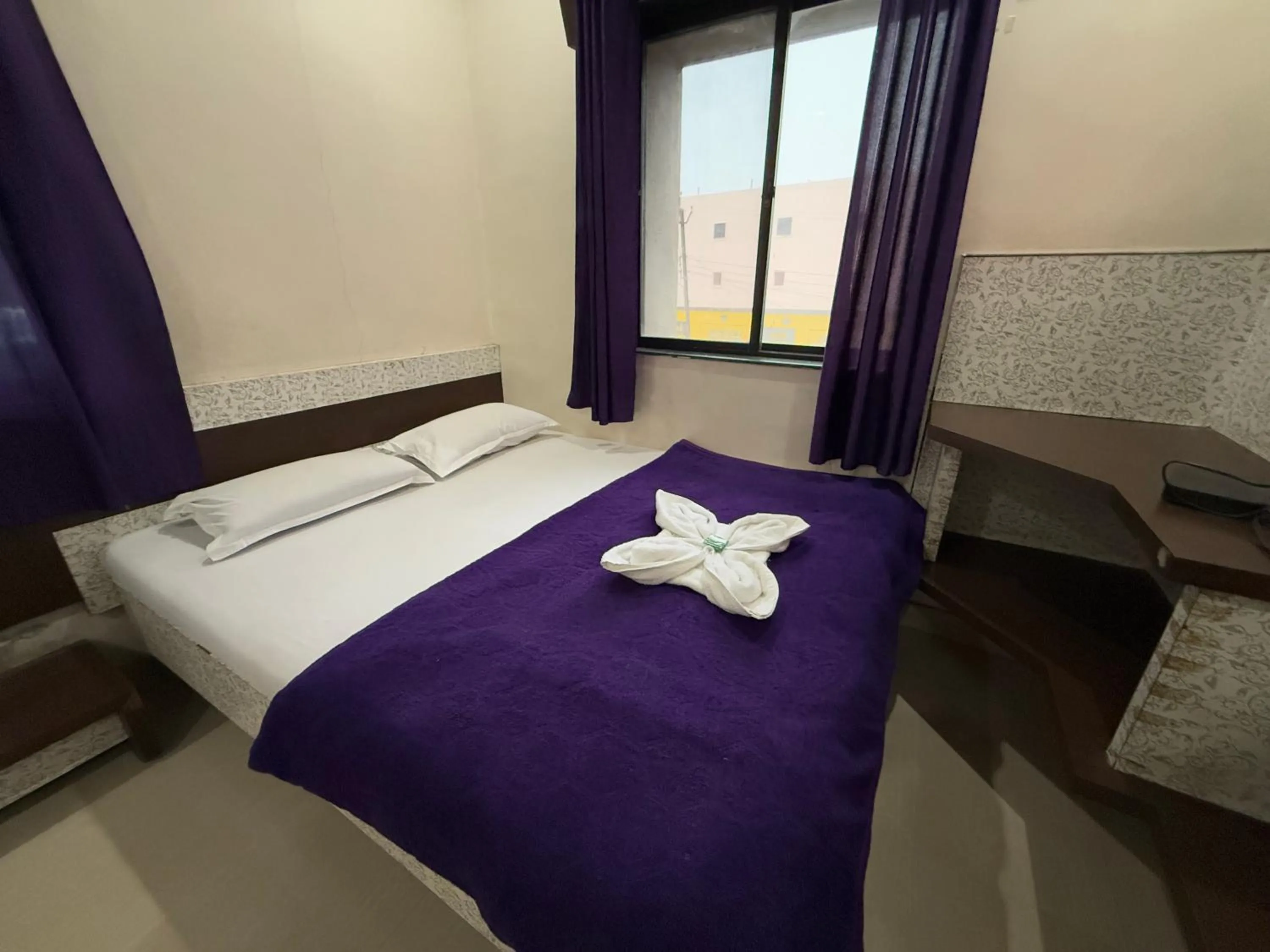 Bed in Hotel Temple Sai