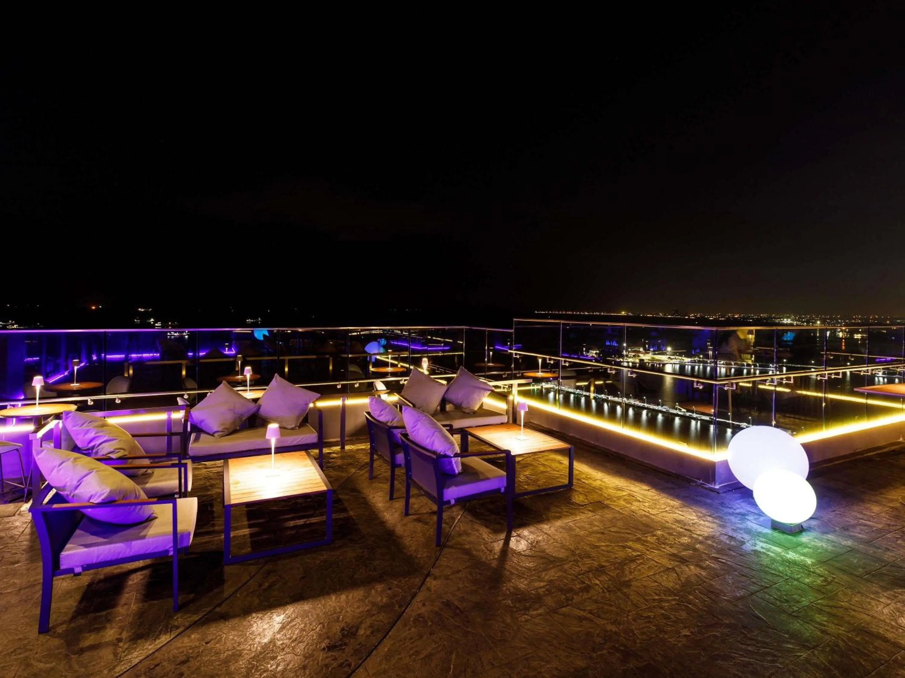 Lounge or bar in Novotel Marina Sriracha