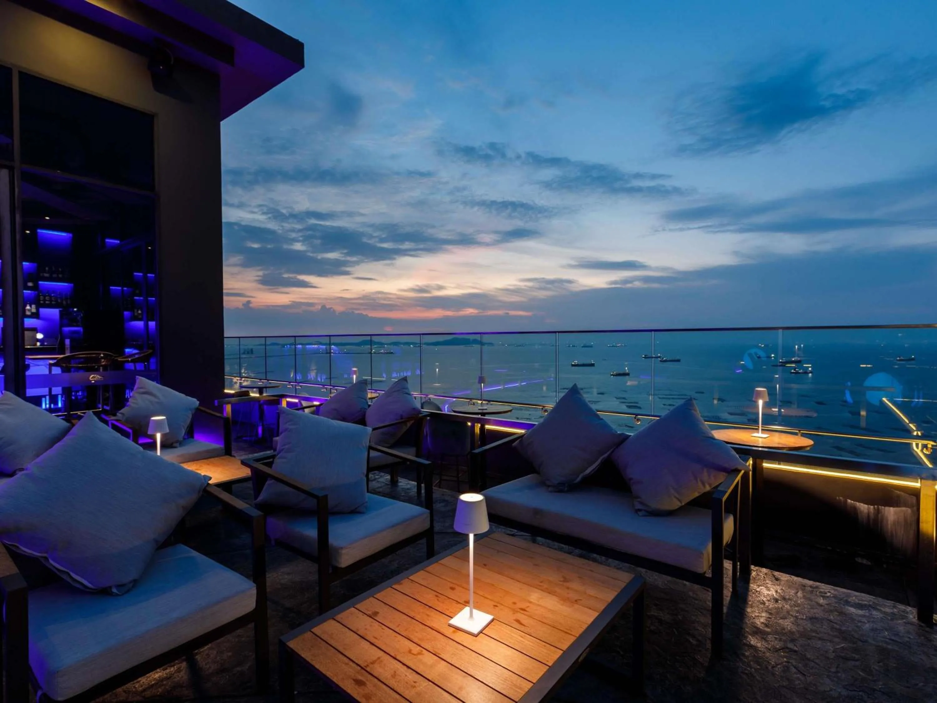 Lounge or bar in Novotel Marina Sriracha