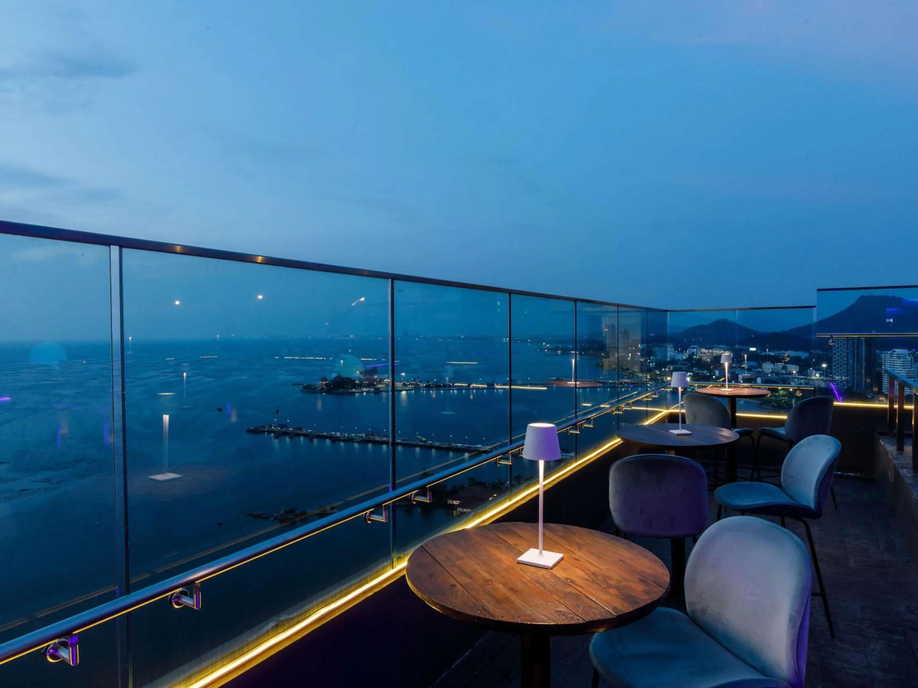 Lounge or bar in Novotel Marina Sriracha