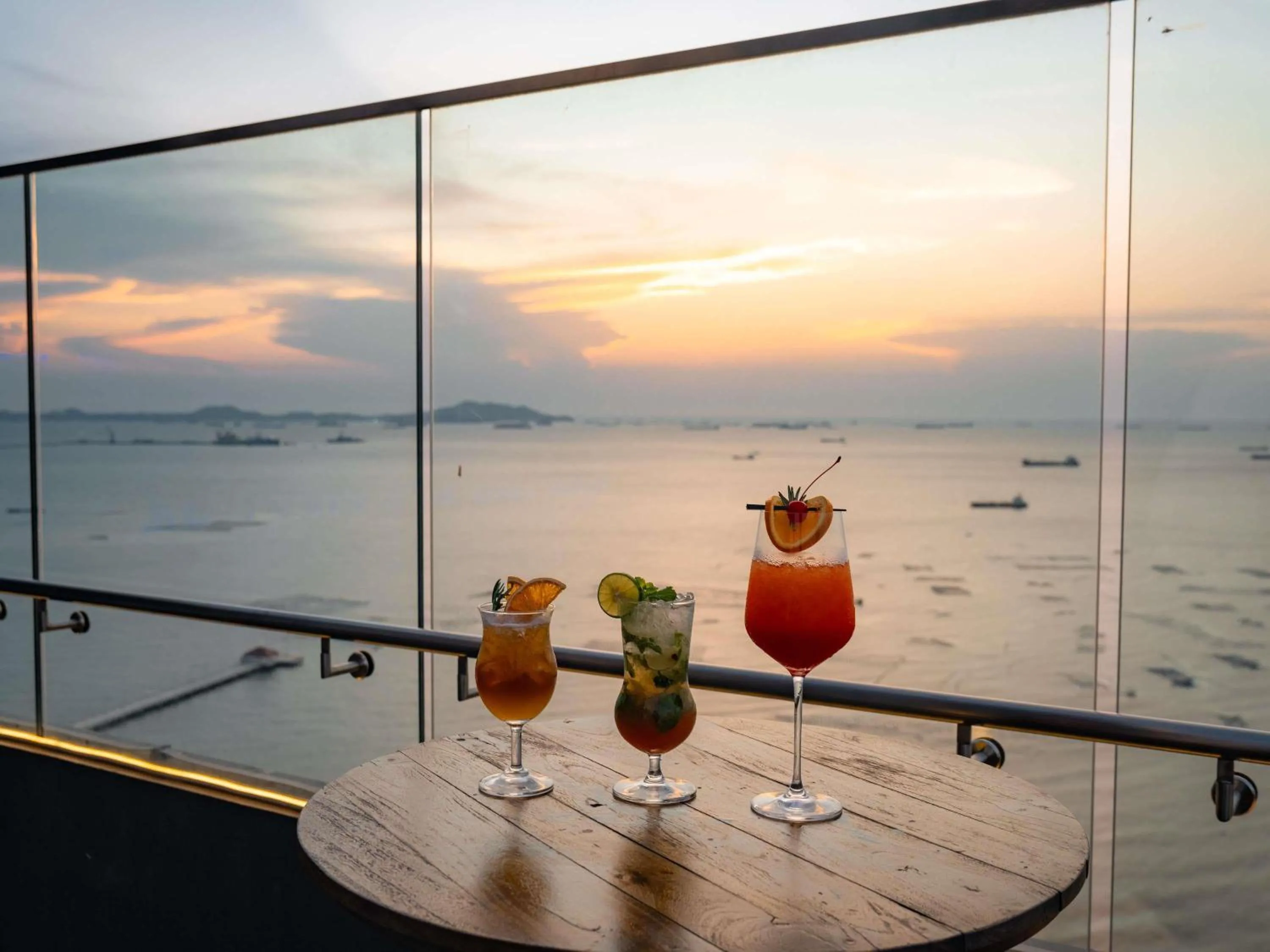 Lounge or bar in Novotel Marina Sriracha