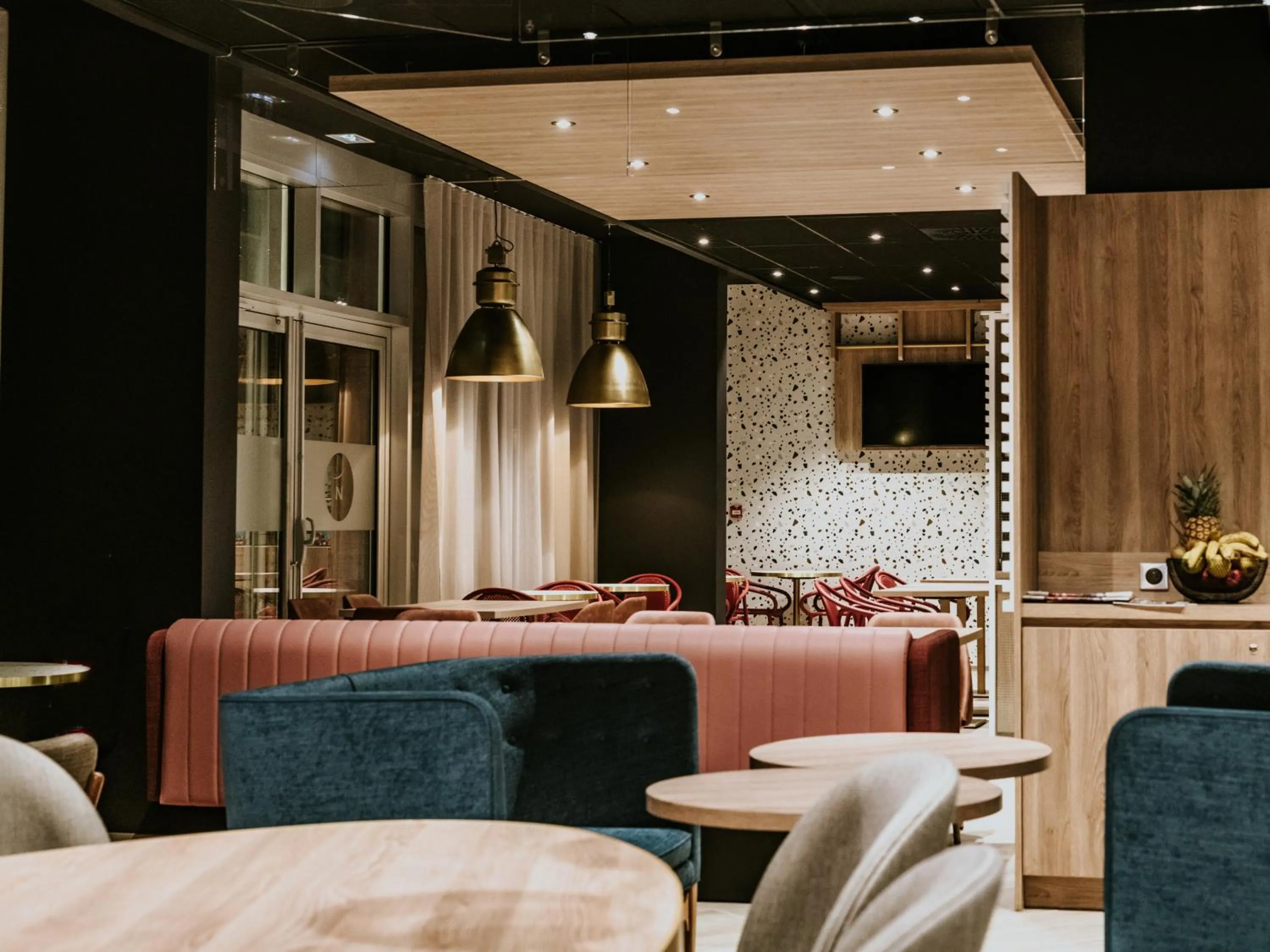 Lounge or bar in Novotel Angers Centre Gare