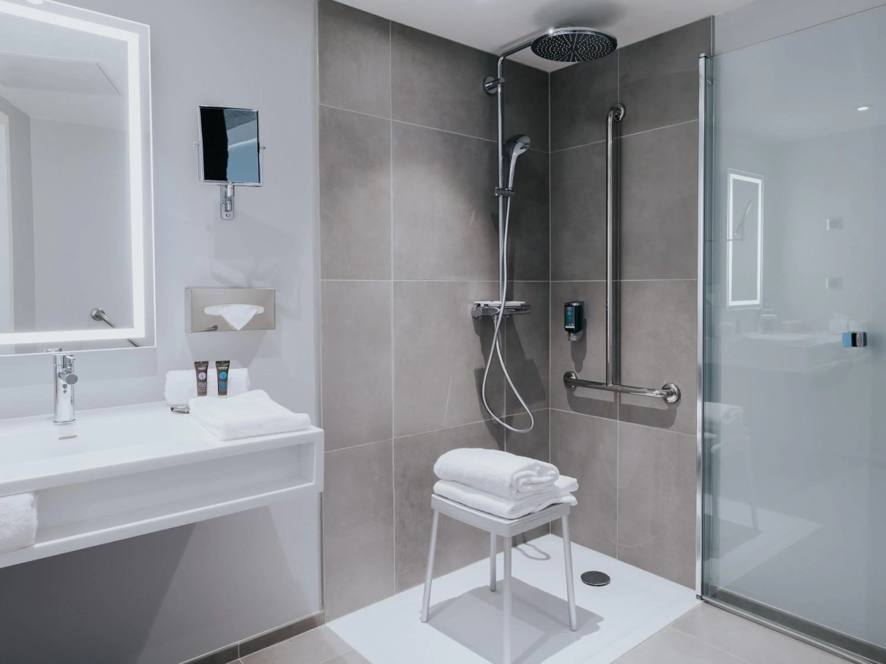 Bedroom in Novotel Angers Centre Gare