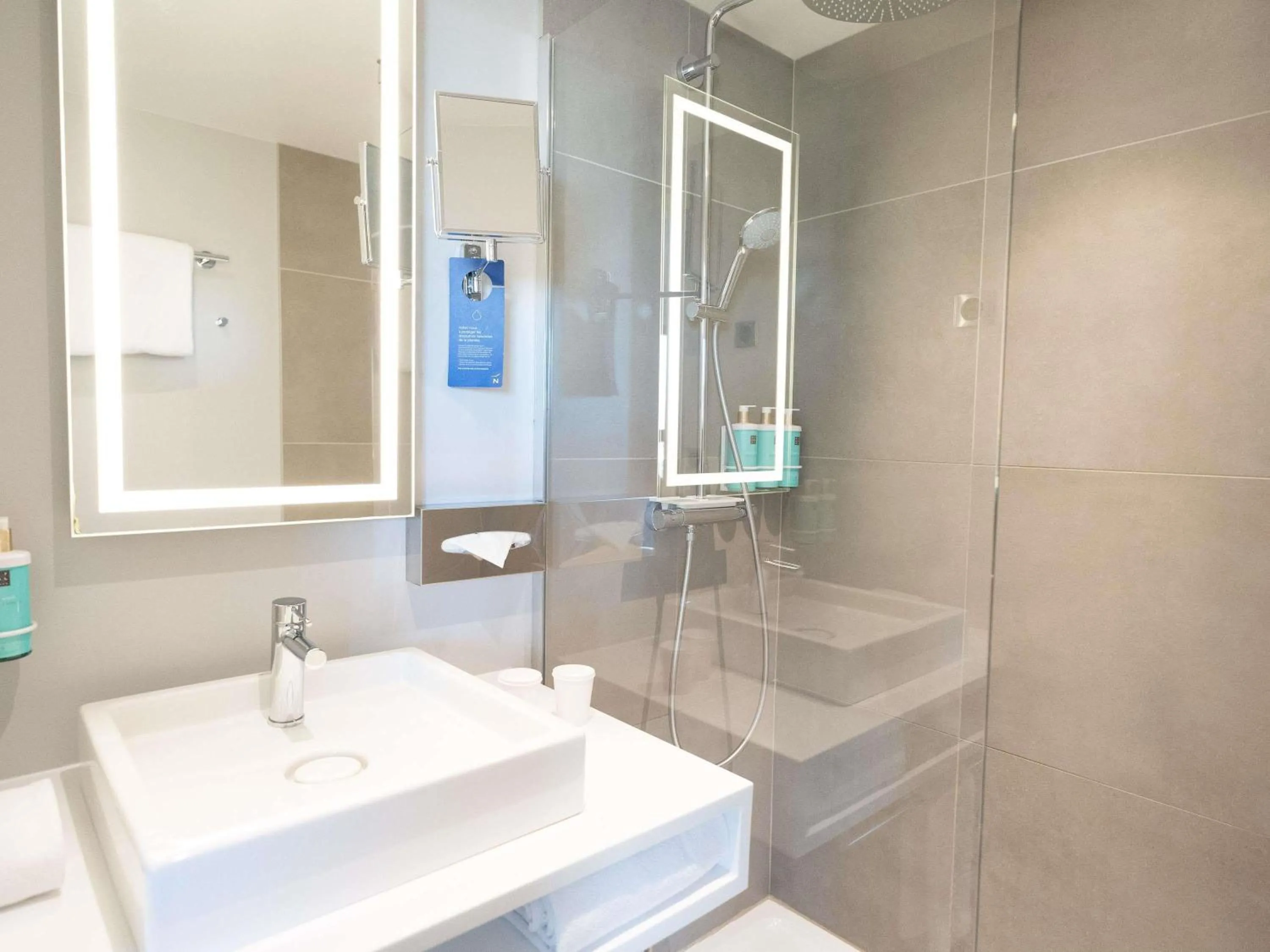 Bedroom in Novotel Angers Centre Gare