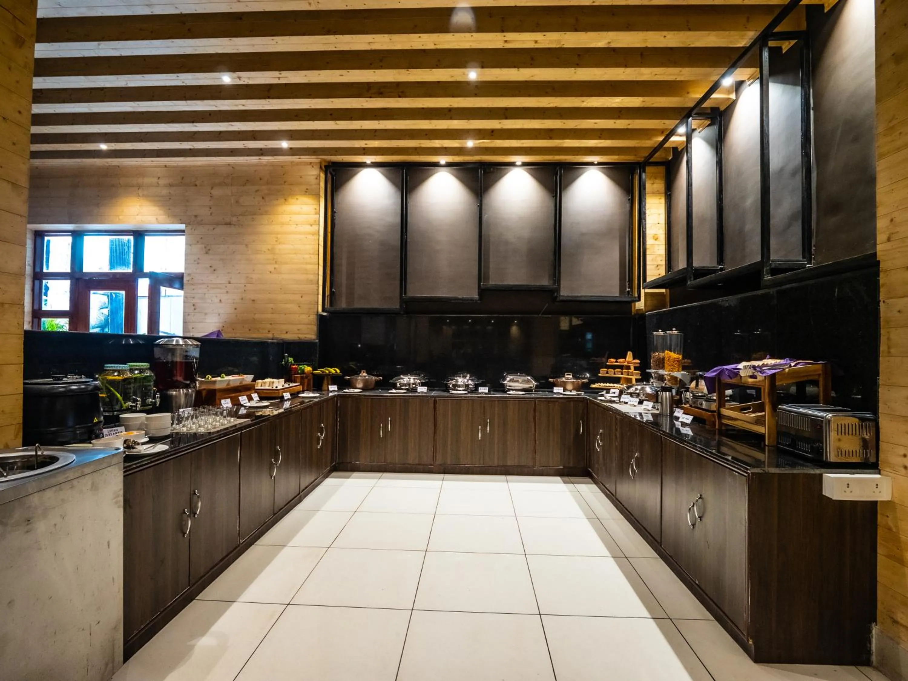 Restaurant/places to eat in Sumitel Shangrila