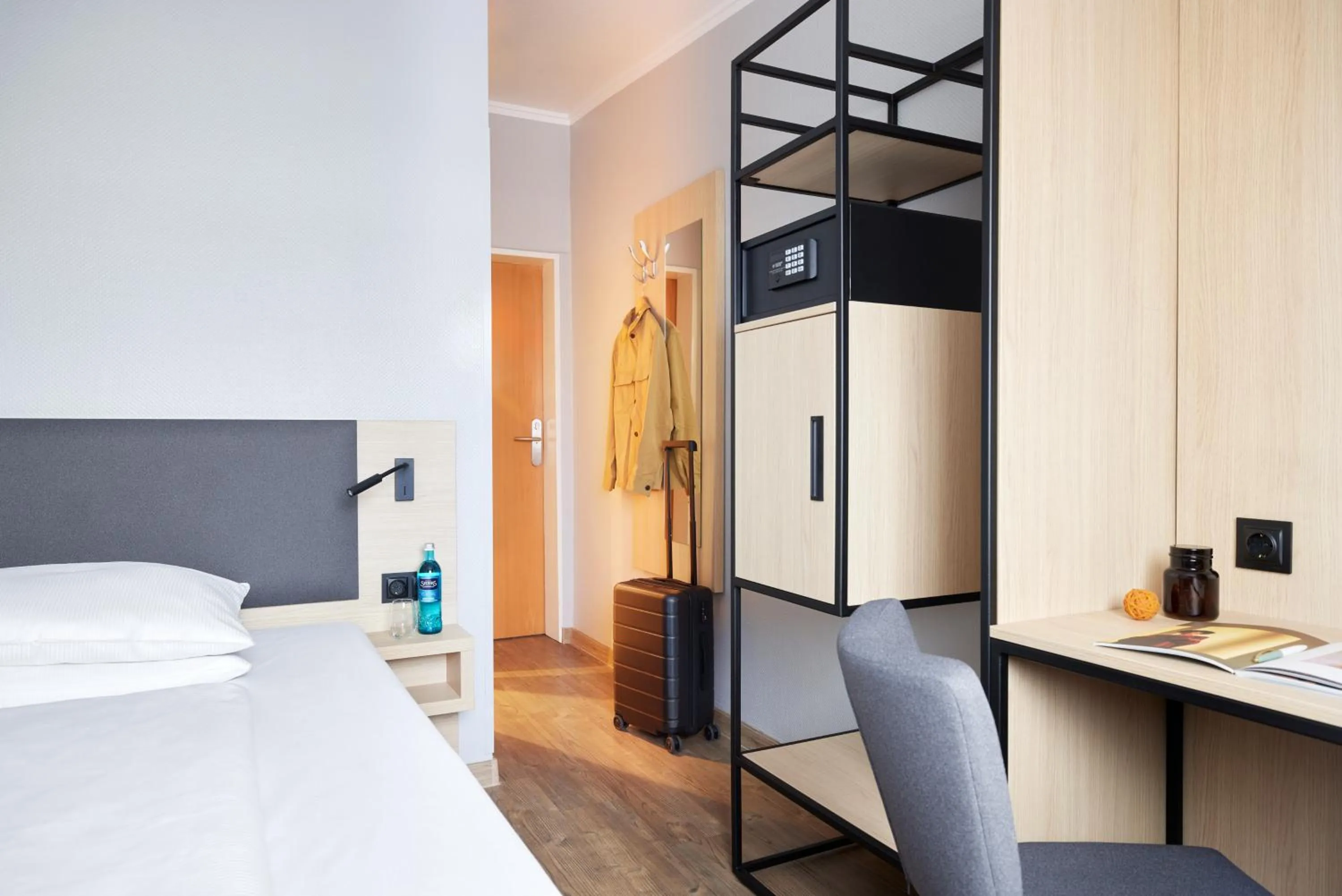 Photo of the whole room, Bed in Hotel Central Hamburg