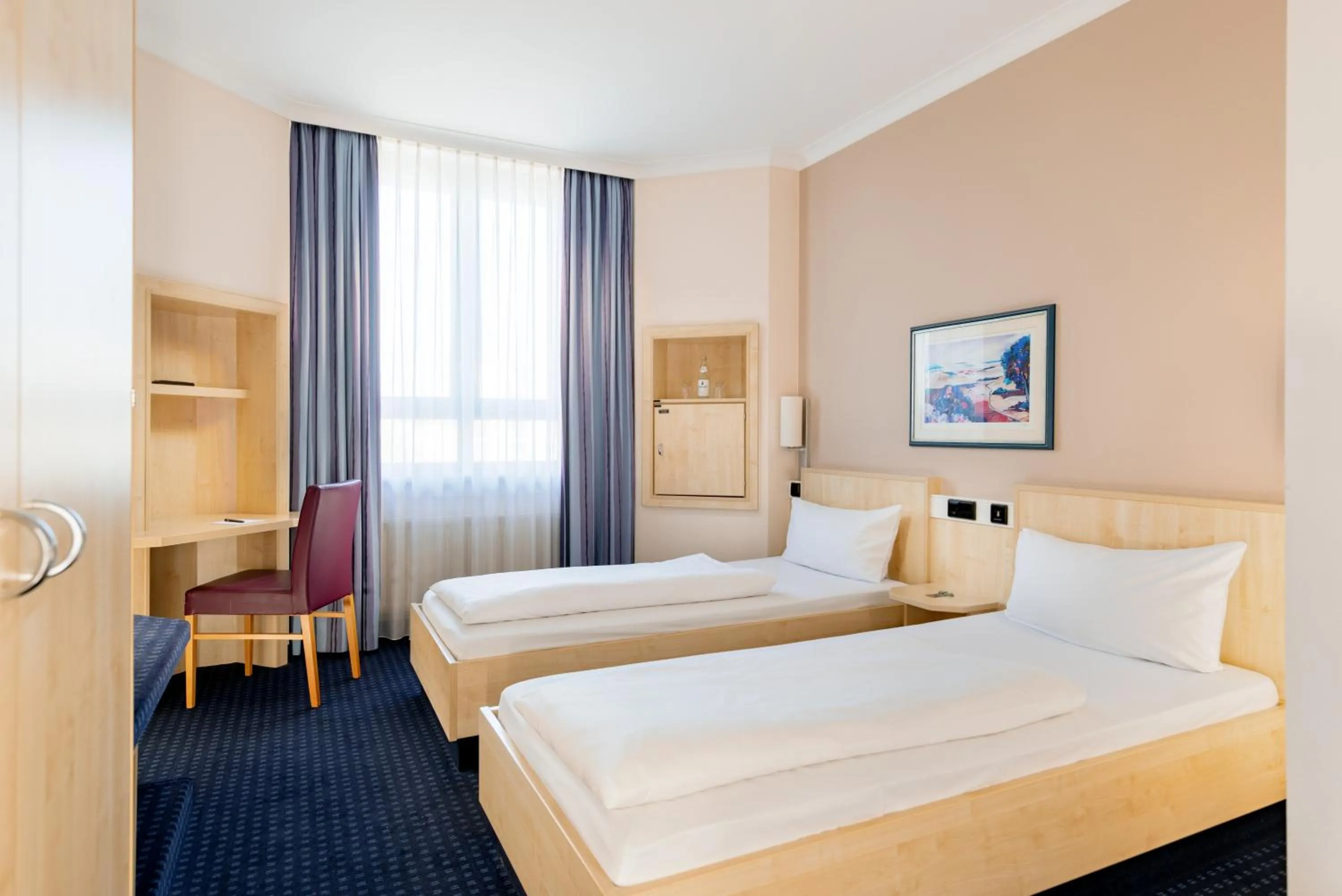 Photo of the whole room, Bed in Rugs Hotel Augsburg City