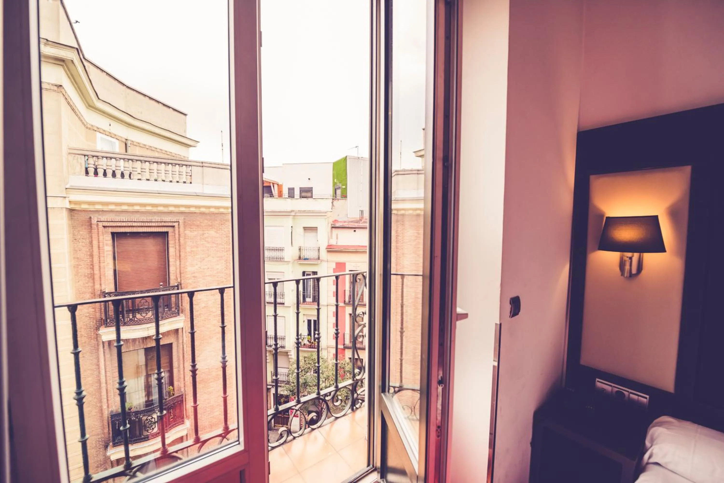 Property building in Hostal Sol Los Angeles