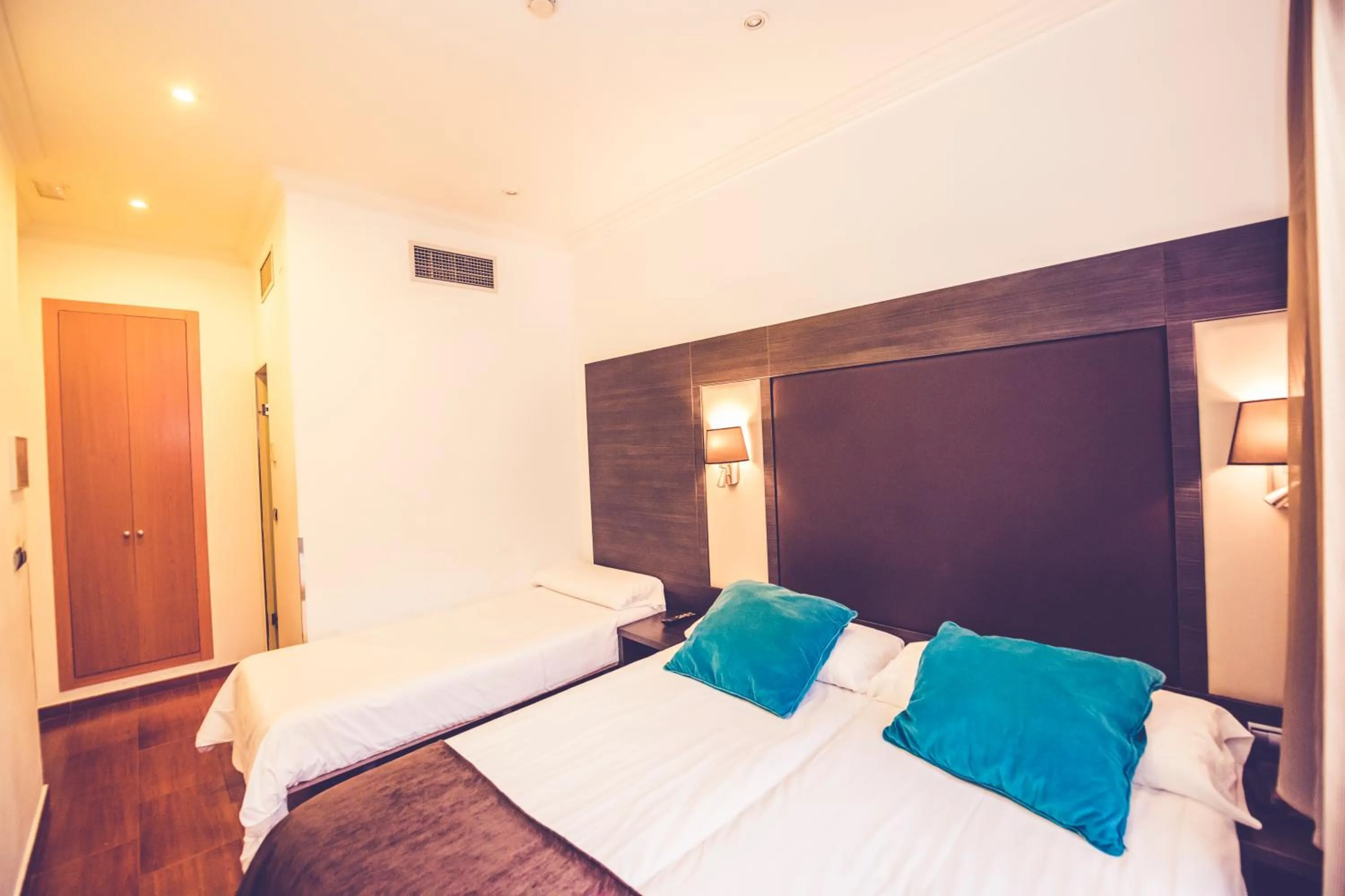 Bed in Hostal Sol Los Angeles