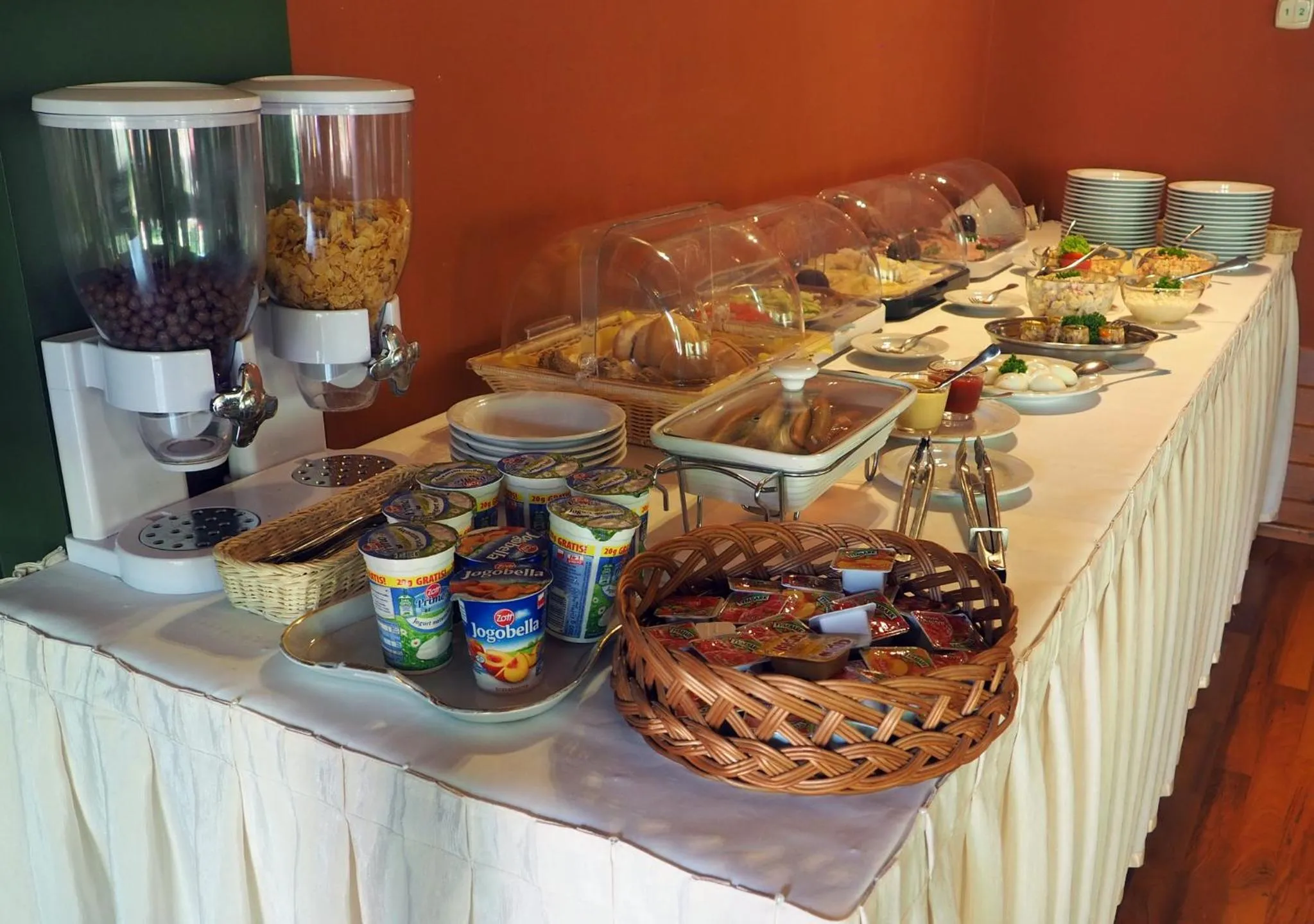 Buffet breakfast in Hotel Kochanów