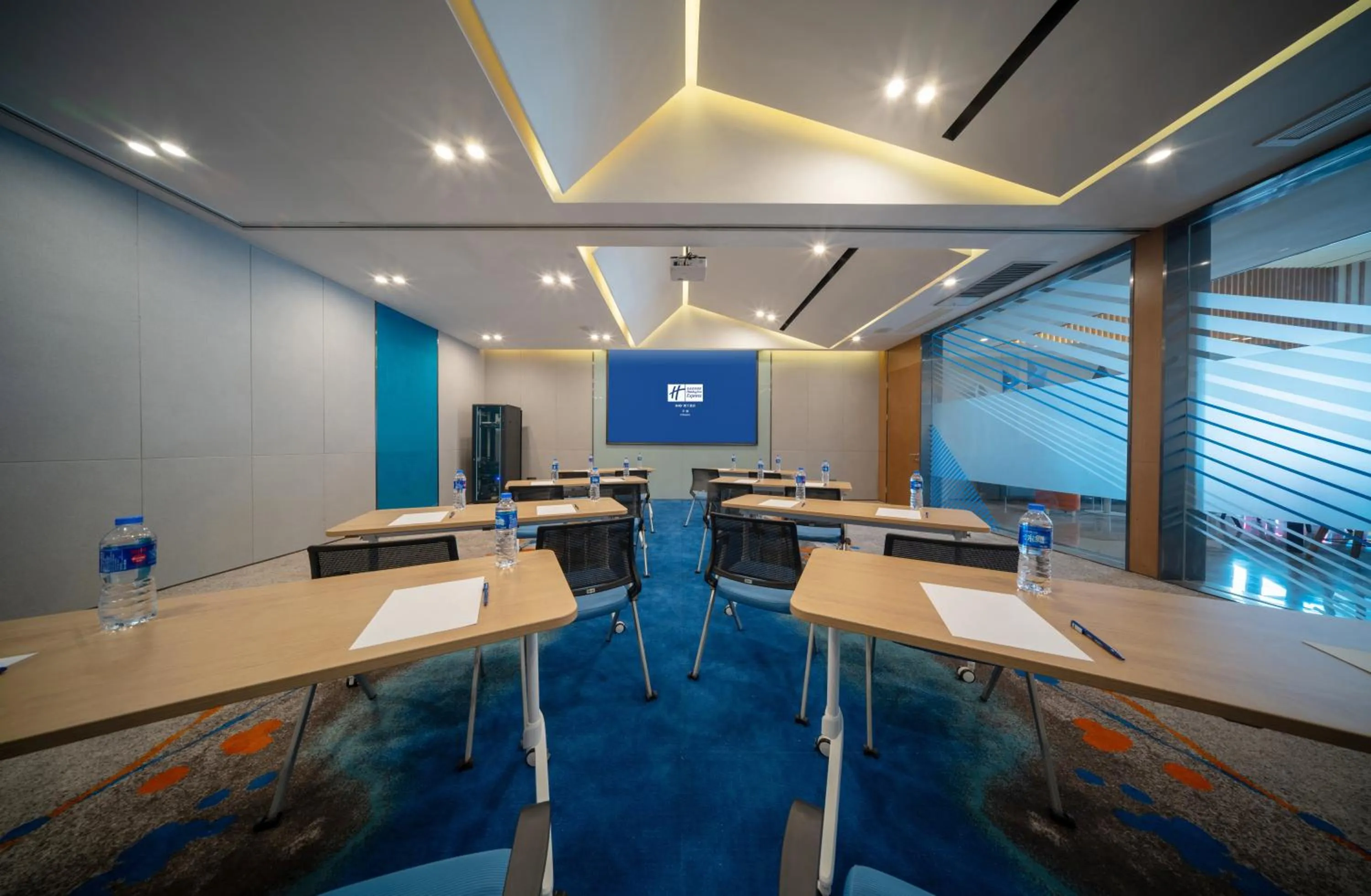 Meeting/conference room in Holiday Inn Express Pinghu by IHG