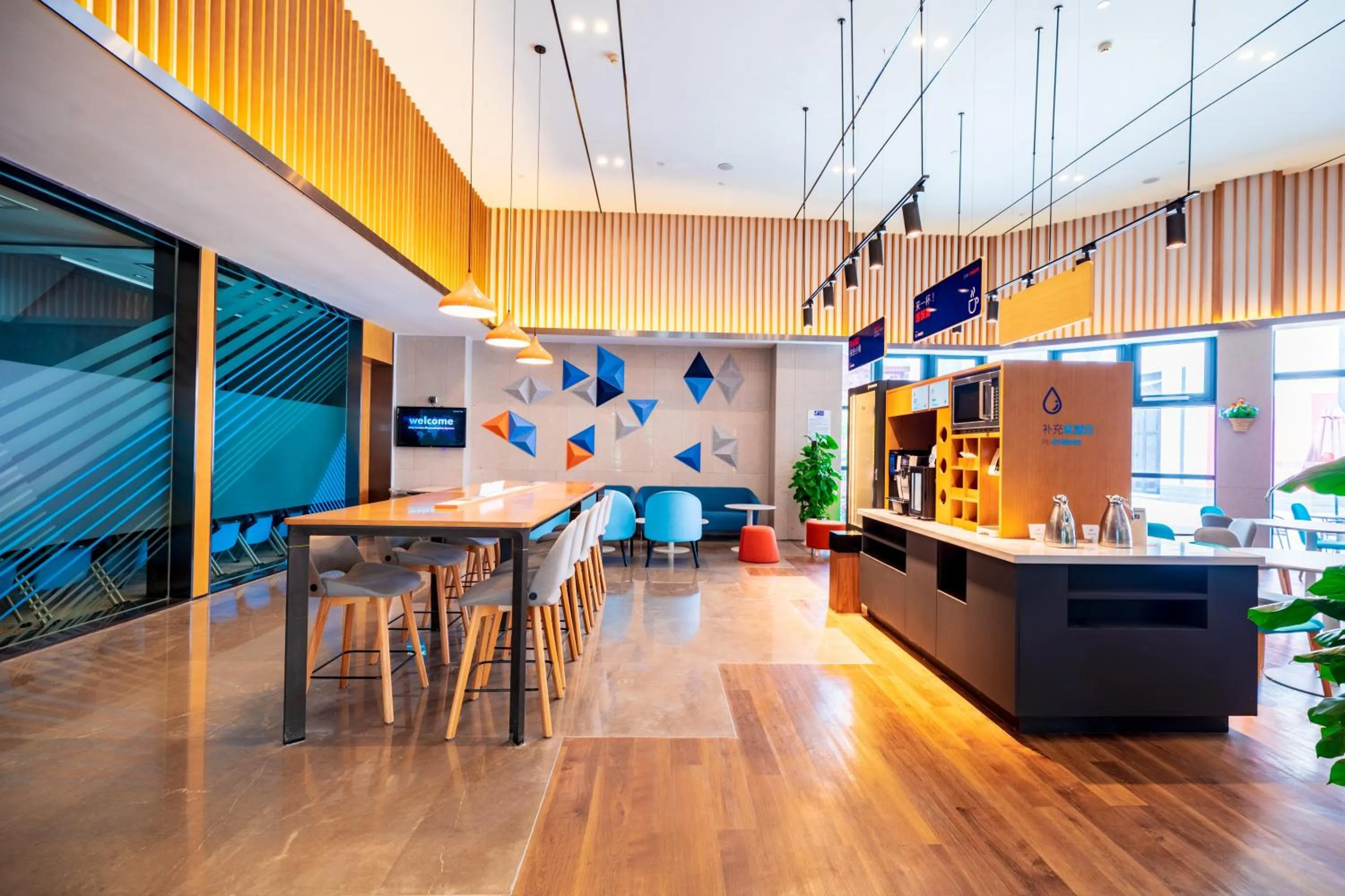 Restaurant/places to eat in Holiday Inn Express Pinghu by IHG